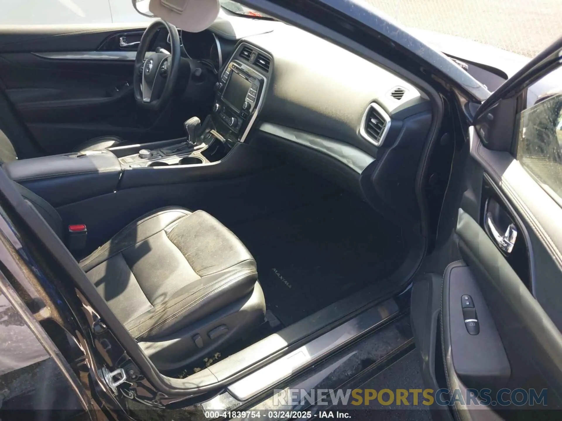 5 Photograph of a damaged car 1N4AA6AV5KC377042 NISSAN MAXIMA 2019