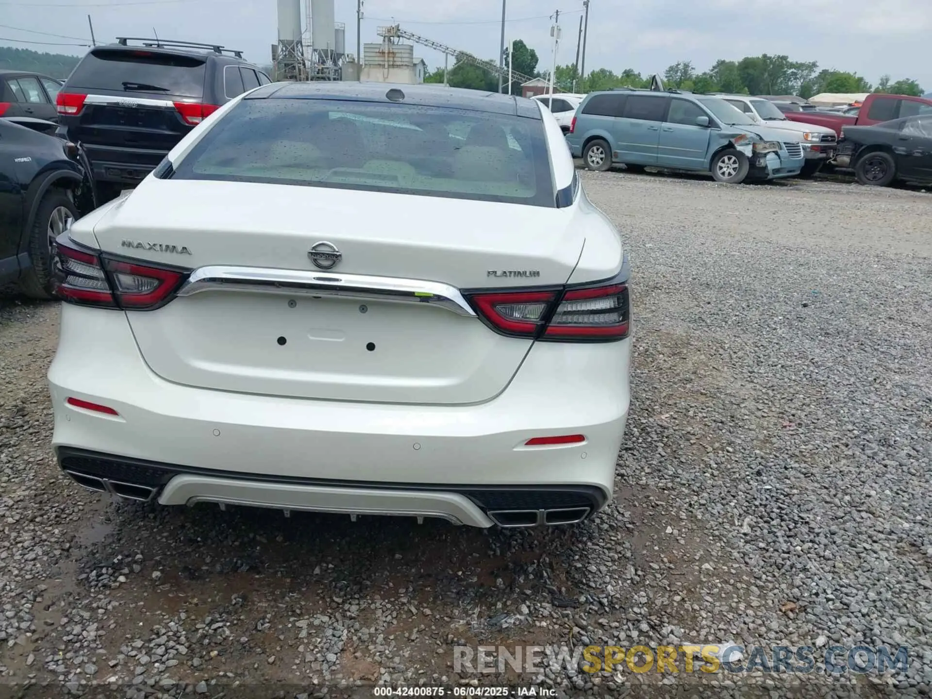 17 Photograph of a damaged car 1N4AA6AV5KC381057 NISSAN MAXIMA 2019