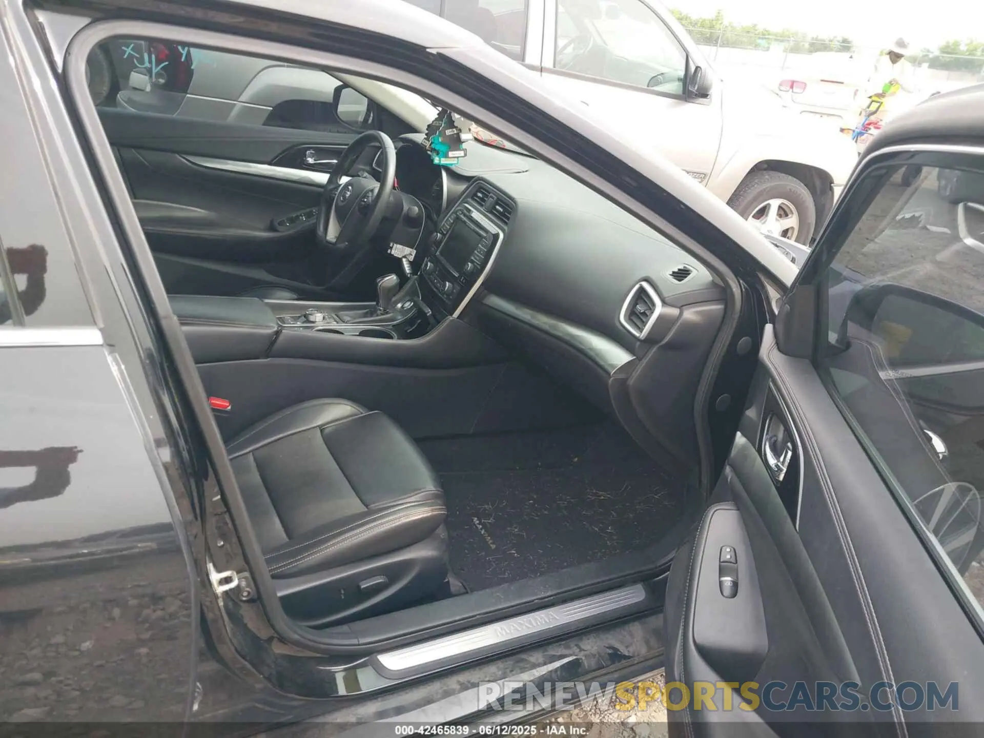 5 Photograph of a damaged car 1N4AA6AV6KC360167 NISSAN MAXIMA 2019