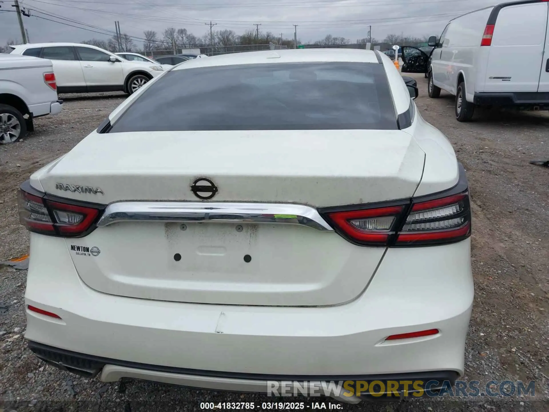 16 Photograph of a damaged car 1N4AA6AV6KC370178 NISSAN MAXIMA 2019