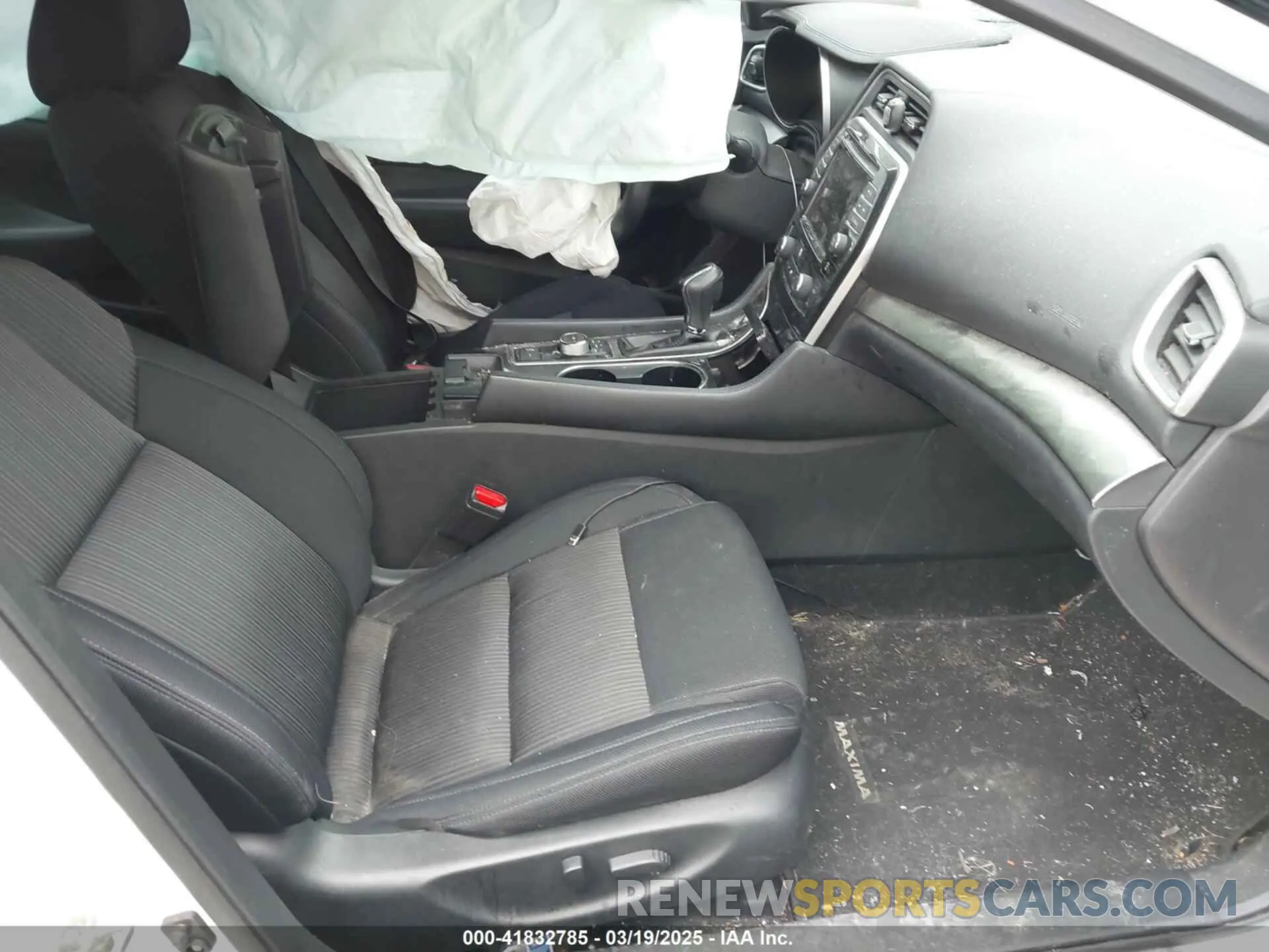 5 Photograph of a damaged car 1N4AA6AV6KC370178 NISSAN MAXIMA 2019