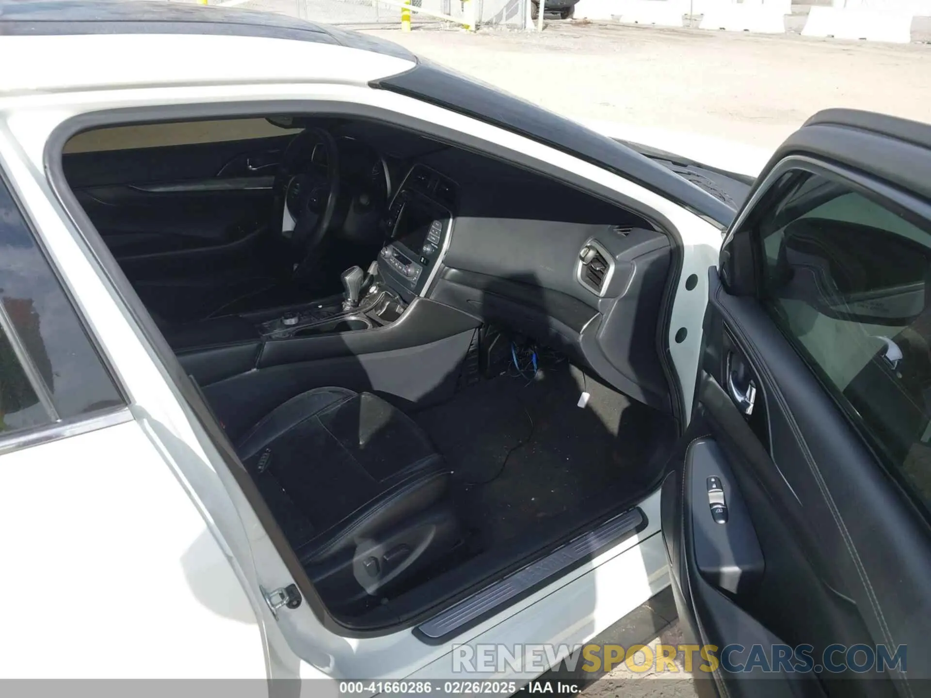 5 Photograph of a damaged car 1N4AA6AV7KC383974 NISSAN MAXIMA 2019