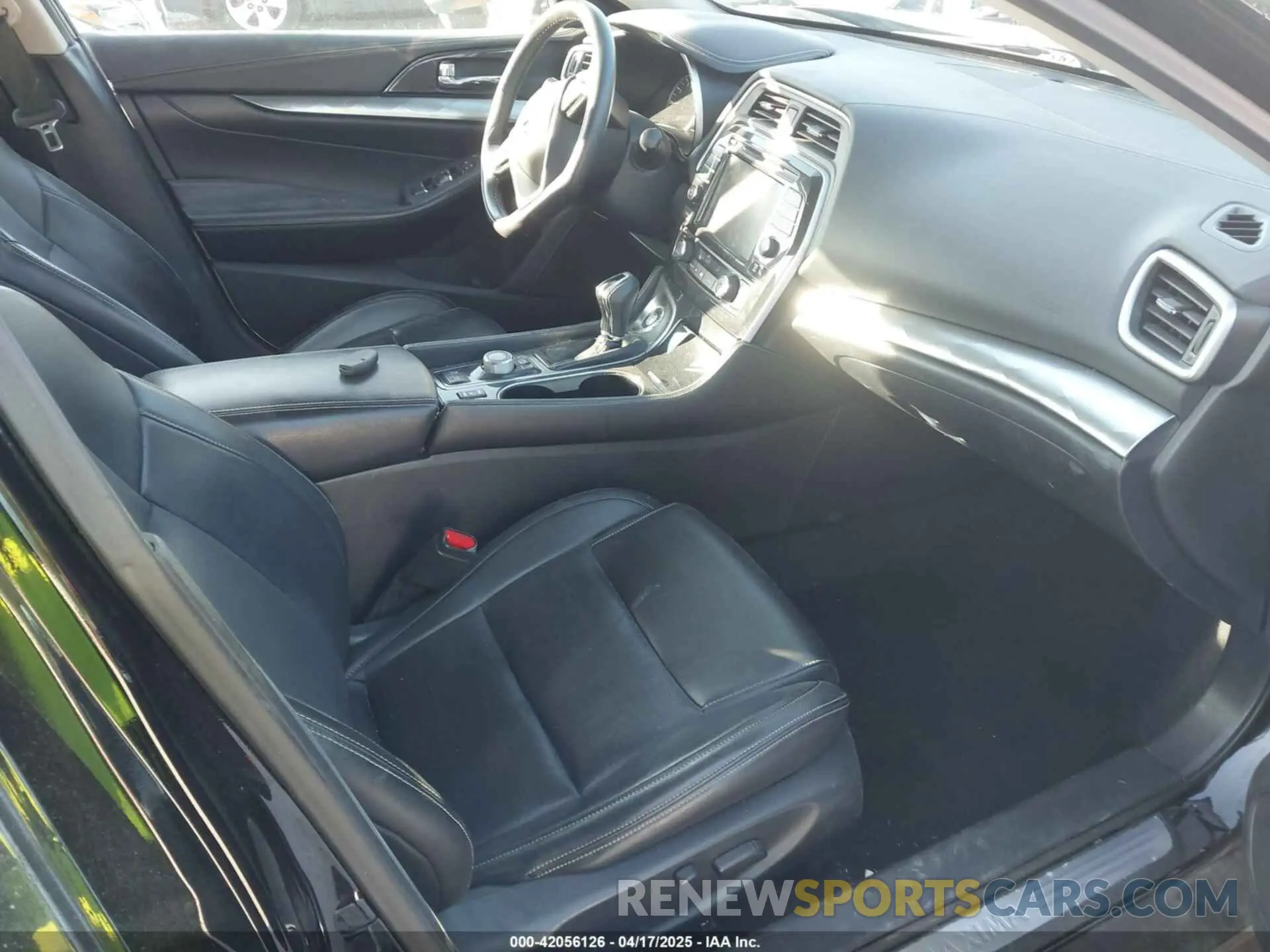 5 Photograph of a damaged car 1N4AA6AV8KC376936 NISSAN MAXIMA 2019