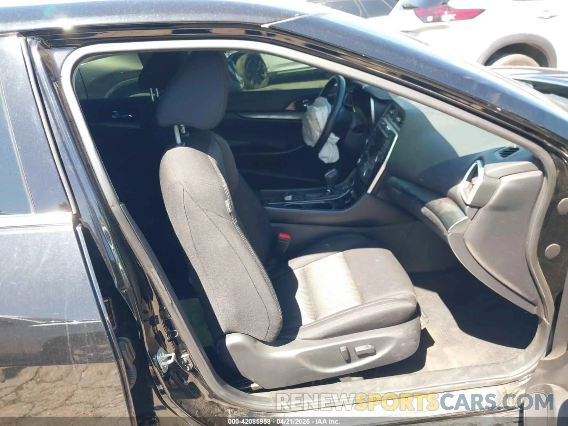 5 Photograph of a damaged car 1N4AA6AV8KC379464 NISSAN MAXIMA 2019