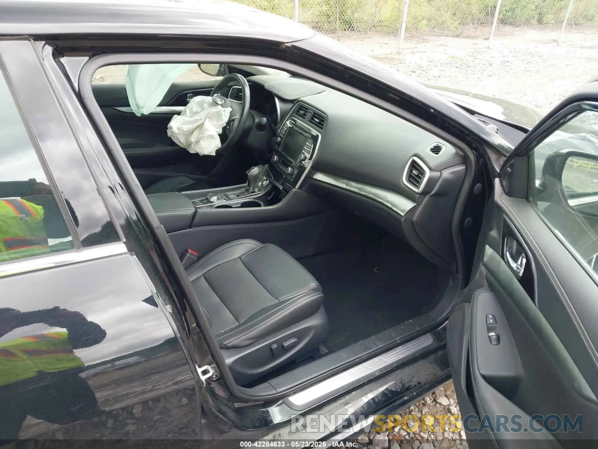 5 Photograph of a damaged car 1N4AA6AV9KC378078 NISSAN MAXIMA 2019