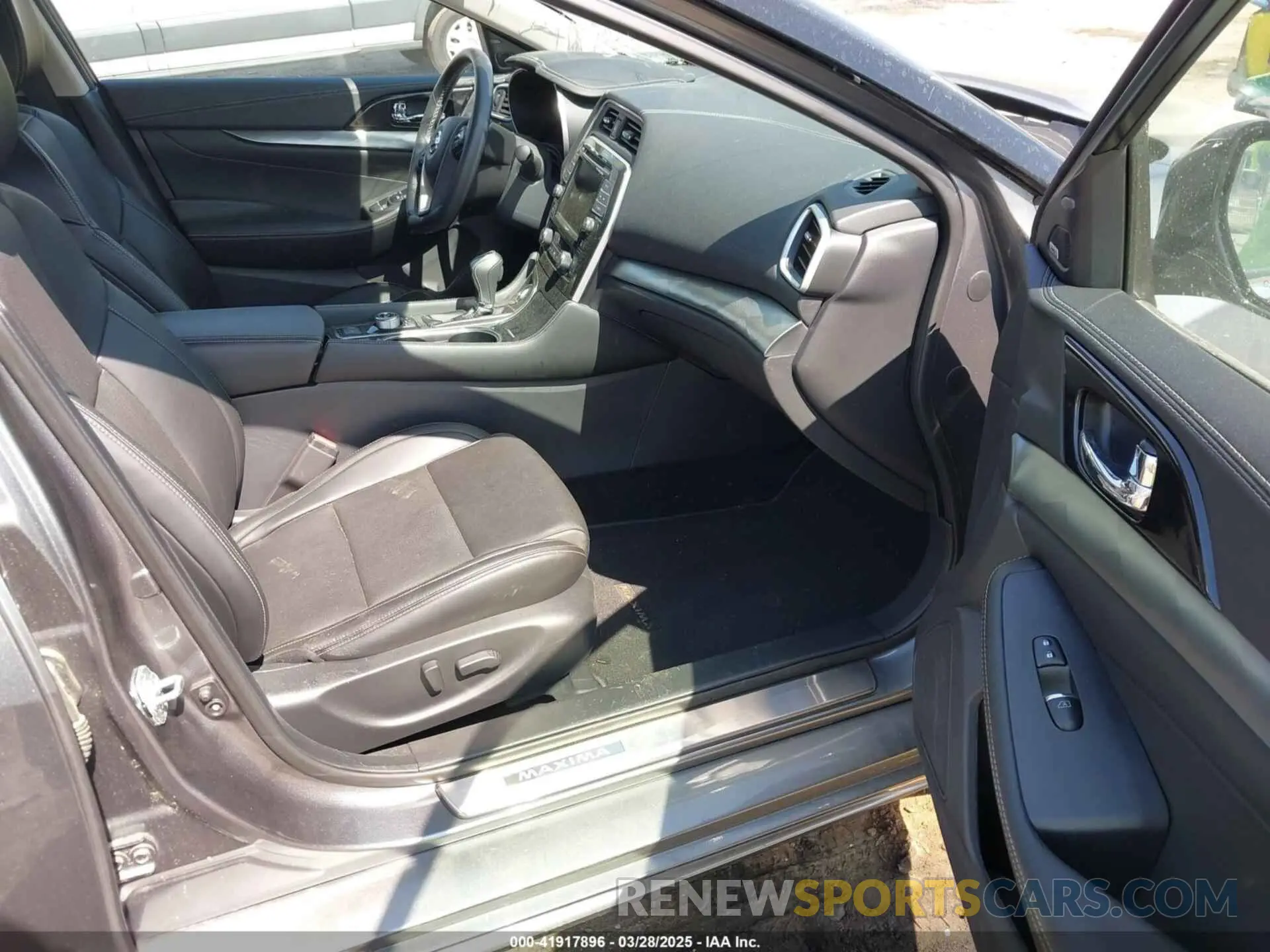 5 Photograph of a damaged car 1N4AA6AV9KC379893 NISSAN MAXIMA 2019