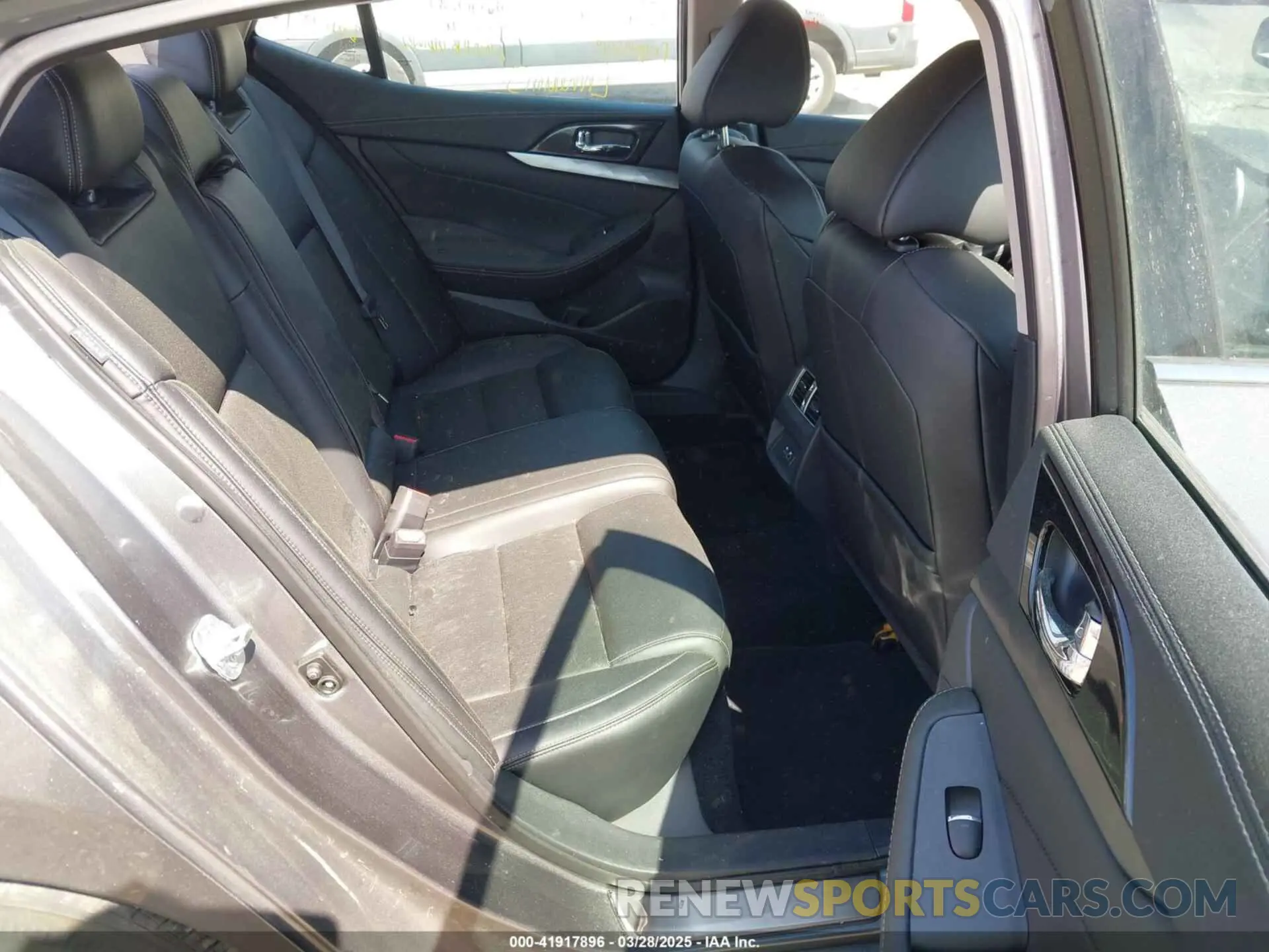 8 Photograph of a damaged car 1N4AA6AV9KC379893 NISSAN MAXIMA 2019