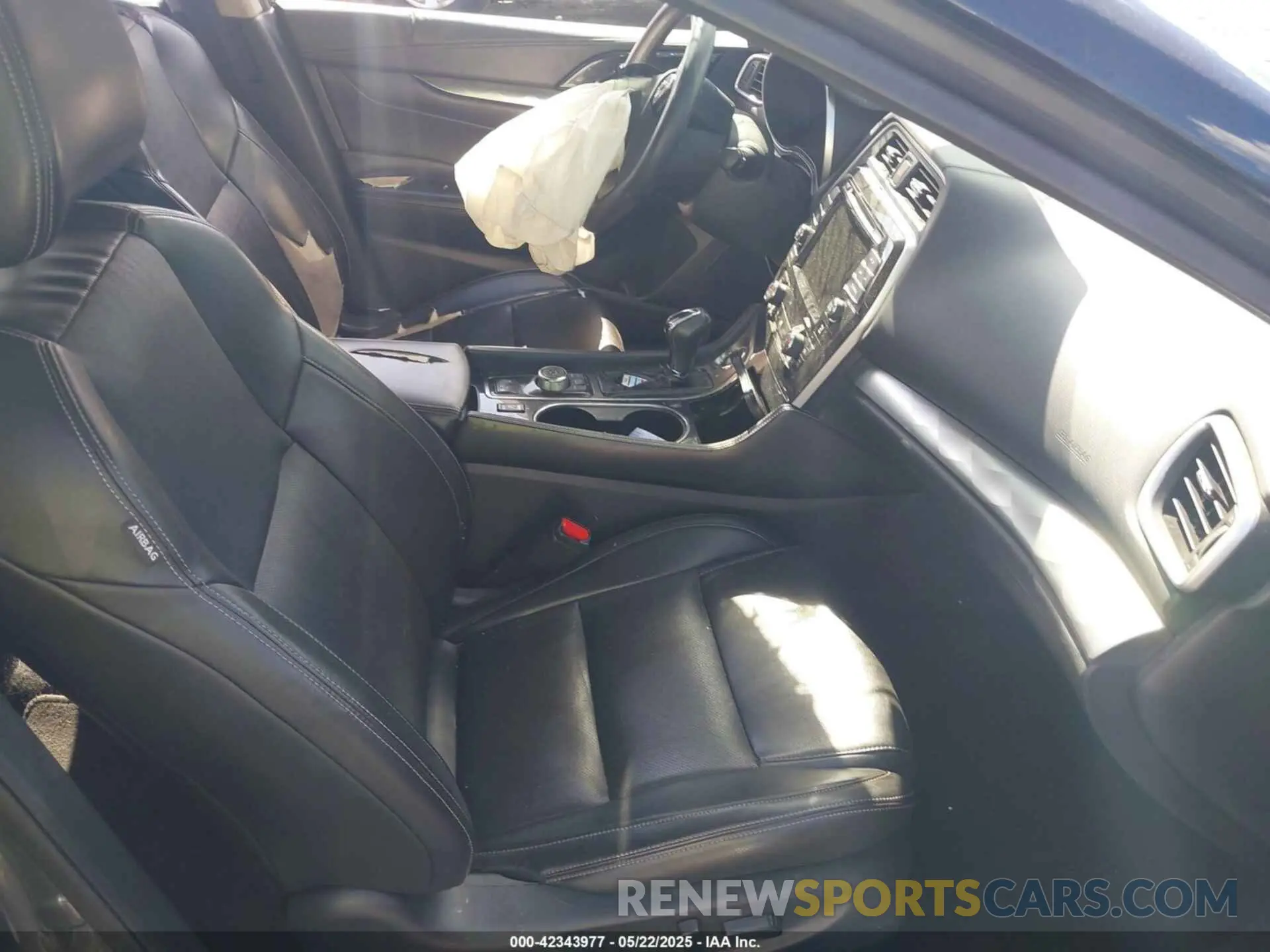 5 Photograph of a damaged car 1N4AA6CV5LC361521 NISSAN MAXIMA 2020