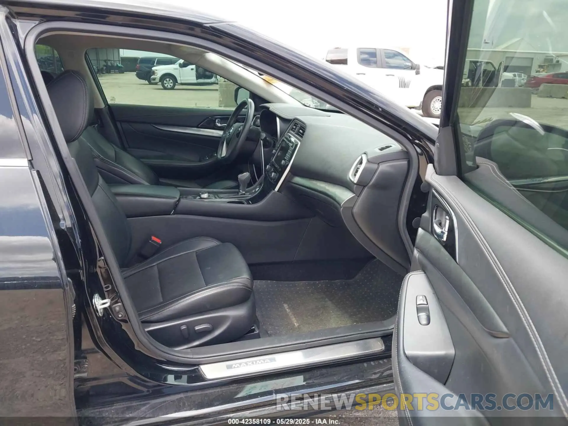 5 Photograph of a damaged car 1N4AA6CV6LC383589 NISSAN MAXIMA 2020