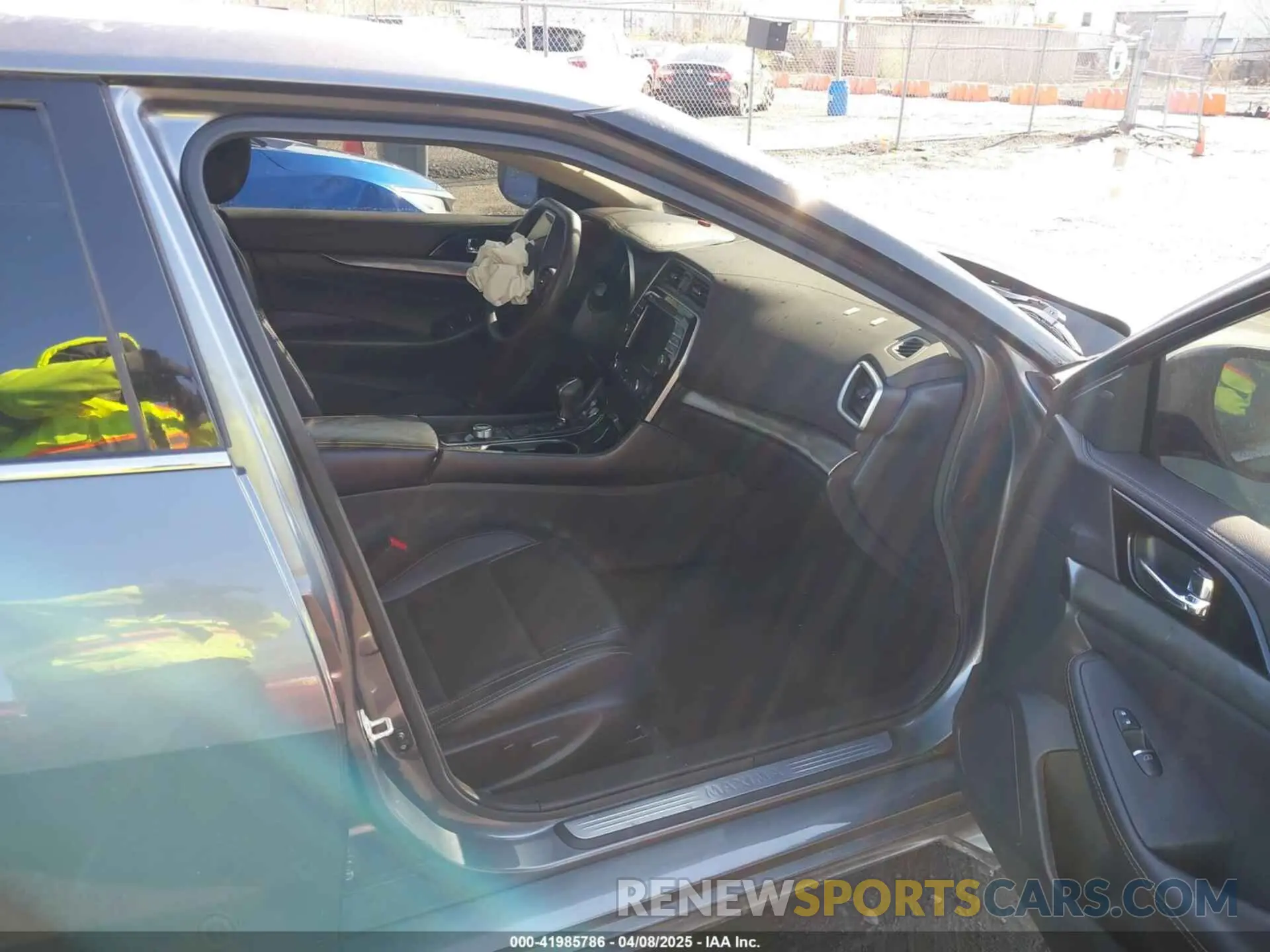 5 Photograph of a damaged car 1N4AA6CV7LC375923 NISSAN MAXIMA 2020