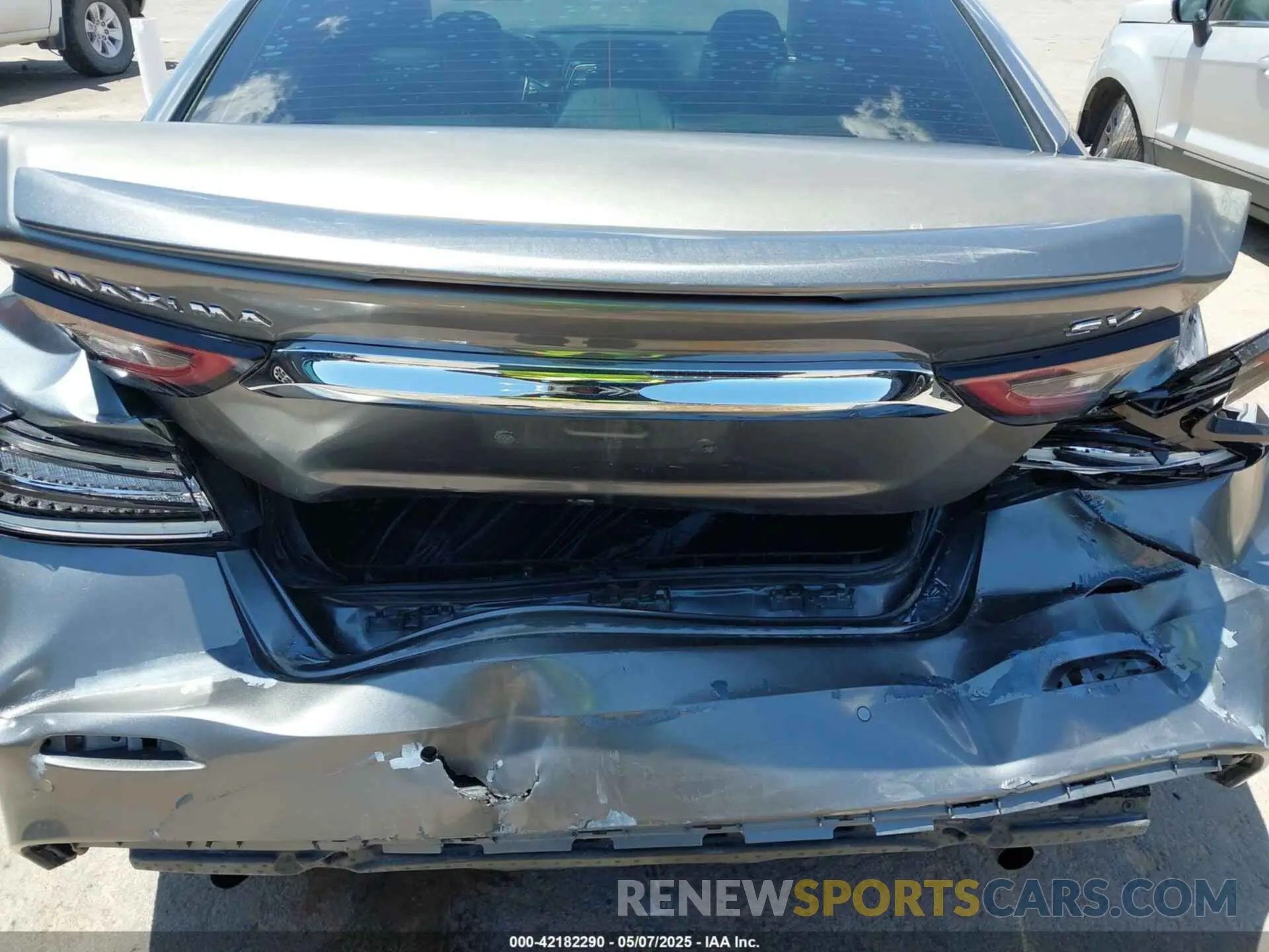 6 Photograph of a damaged car 1N4AA6CV8LC375431 NISSAN MAXIMA 2020