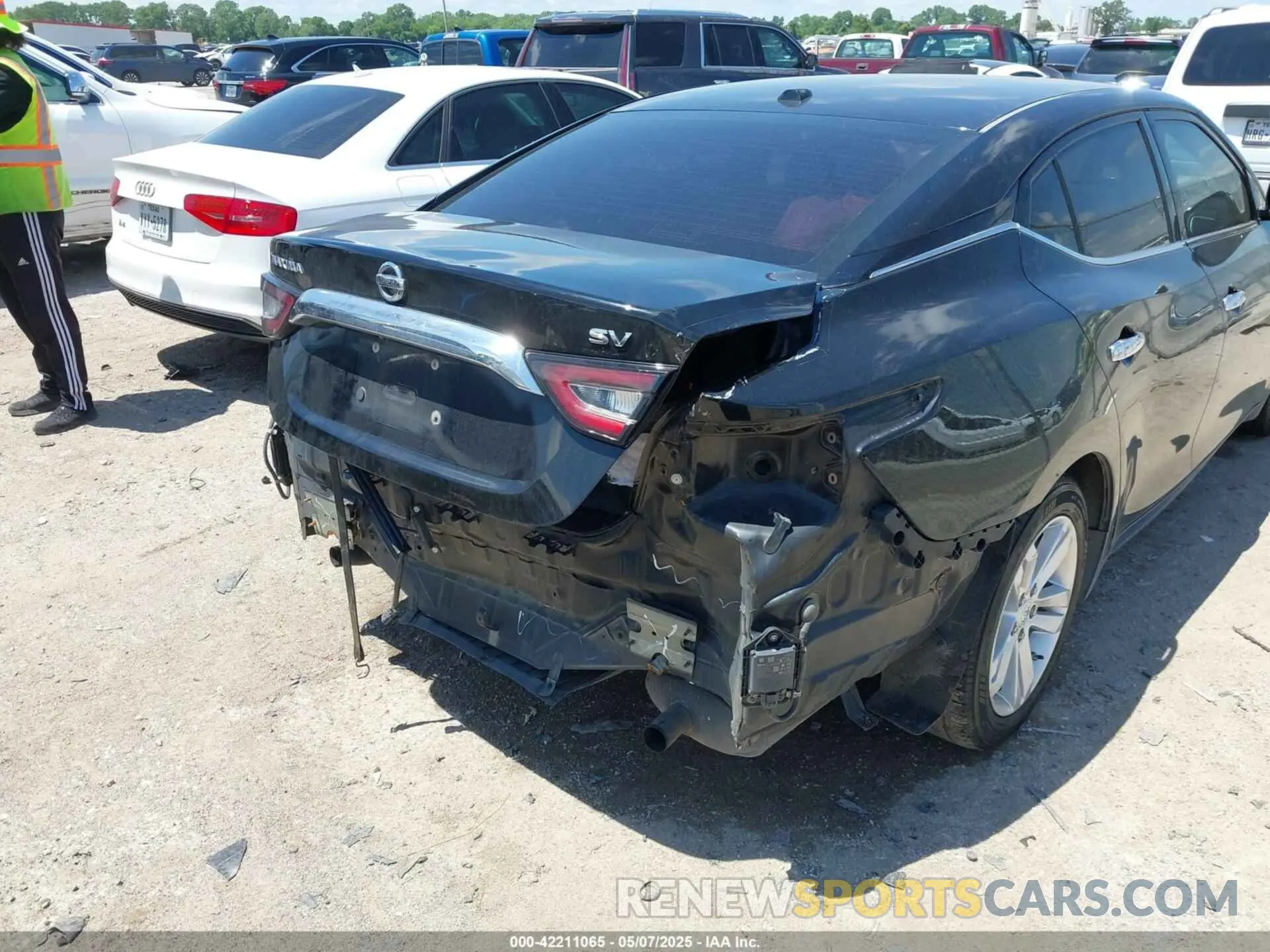 6 Photograph of a damaged car 1N4AA6CVXLC369906 NISSAN MAXIMA 2020