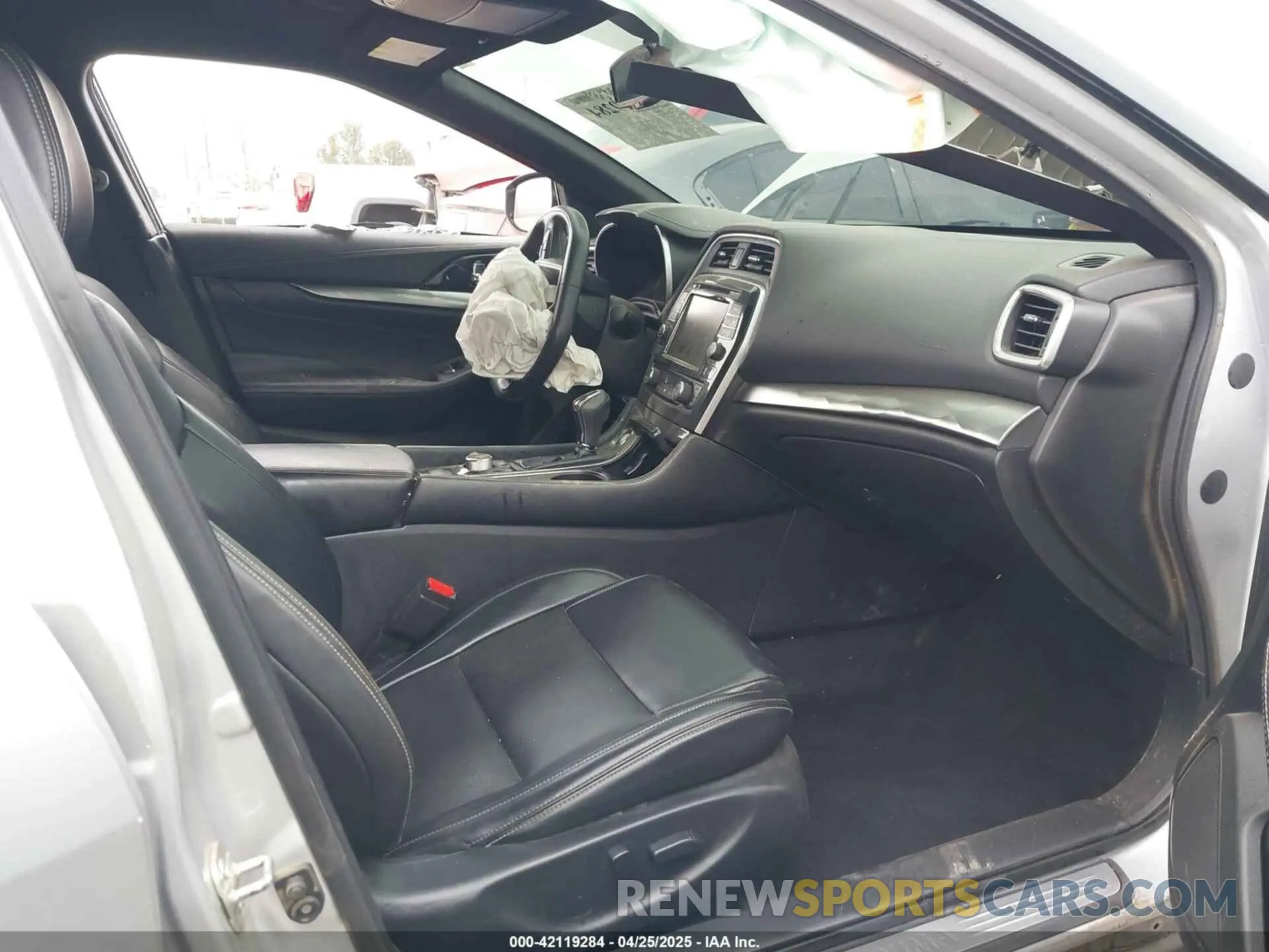 5 Photograph of a damaged car 1N4AA6CVXLC378511 NISSAN MAXIMA 2020