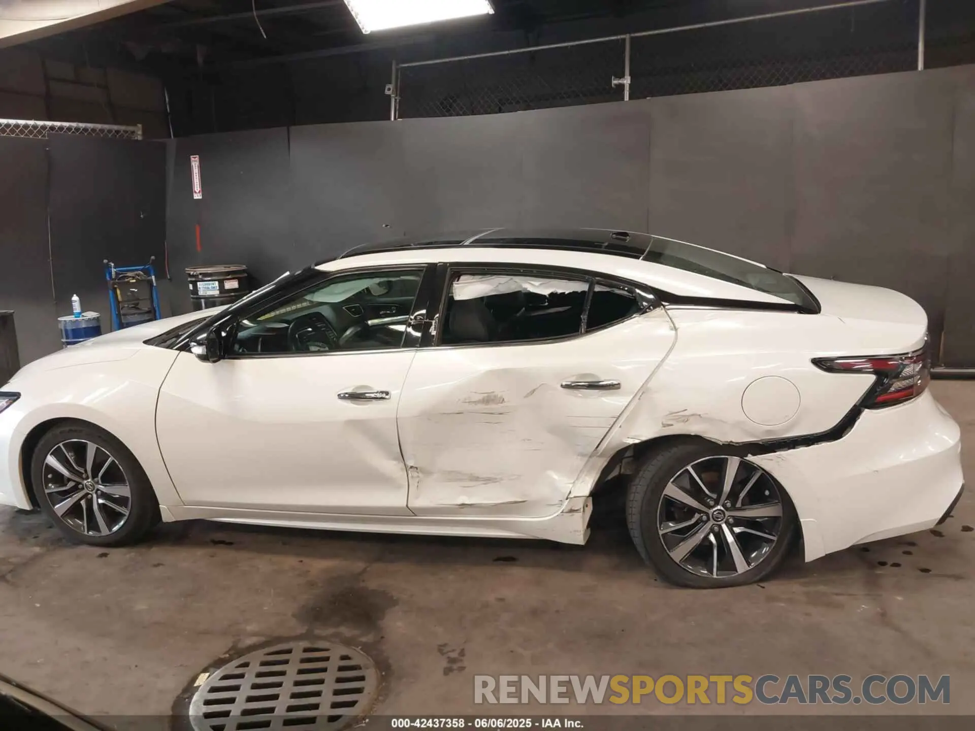 14 Photograph of a damaged car 1N4AA6DV3LC370040 NISSAN MAXIMA 2020