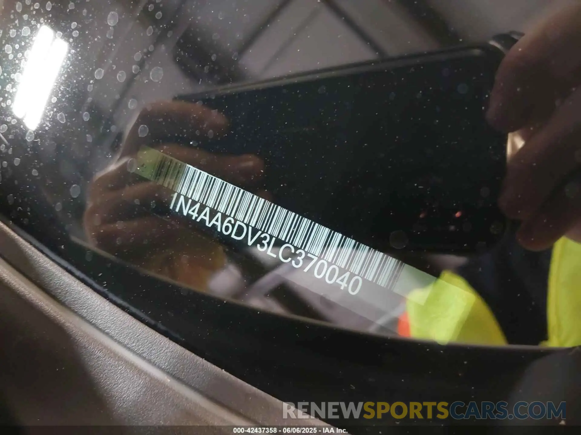 17 Photograph of a damaged car 1N4AA6DV3LC370040 NISSAN MAXIMA 2020