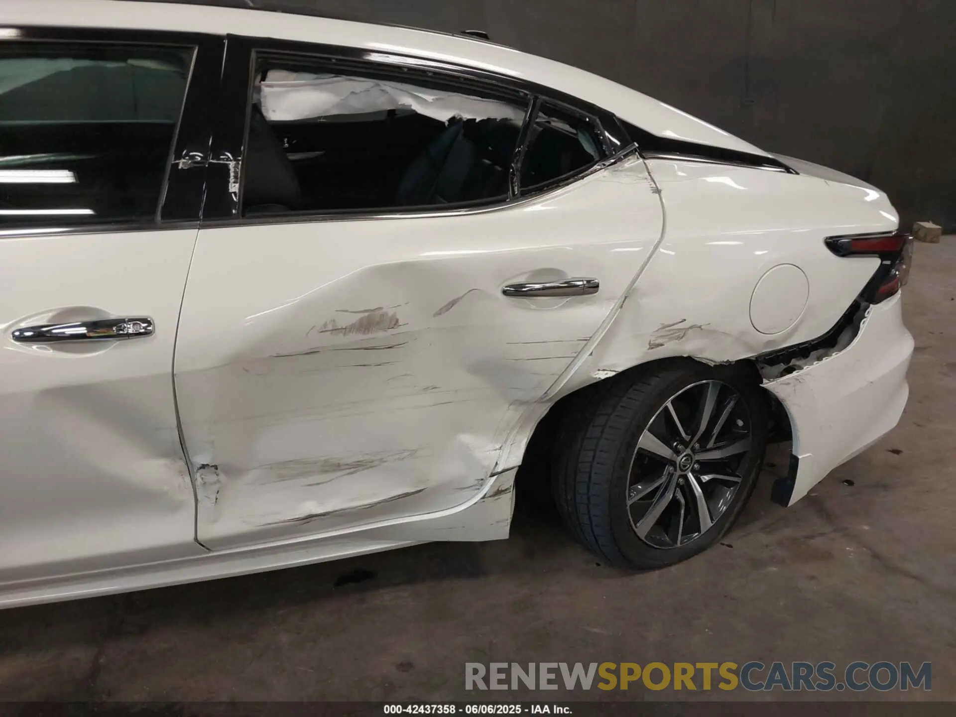 6 Photograph of a damaged car 1N4AA6DV3LC370040 NISSAN MAXIMA 2020