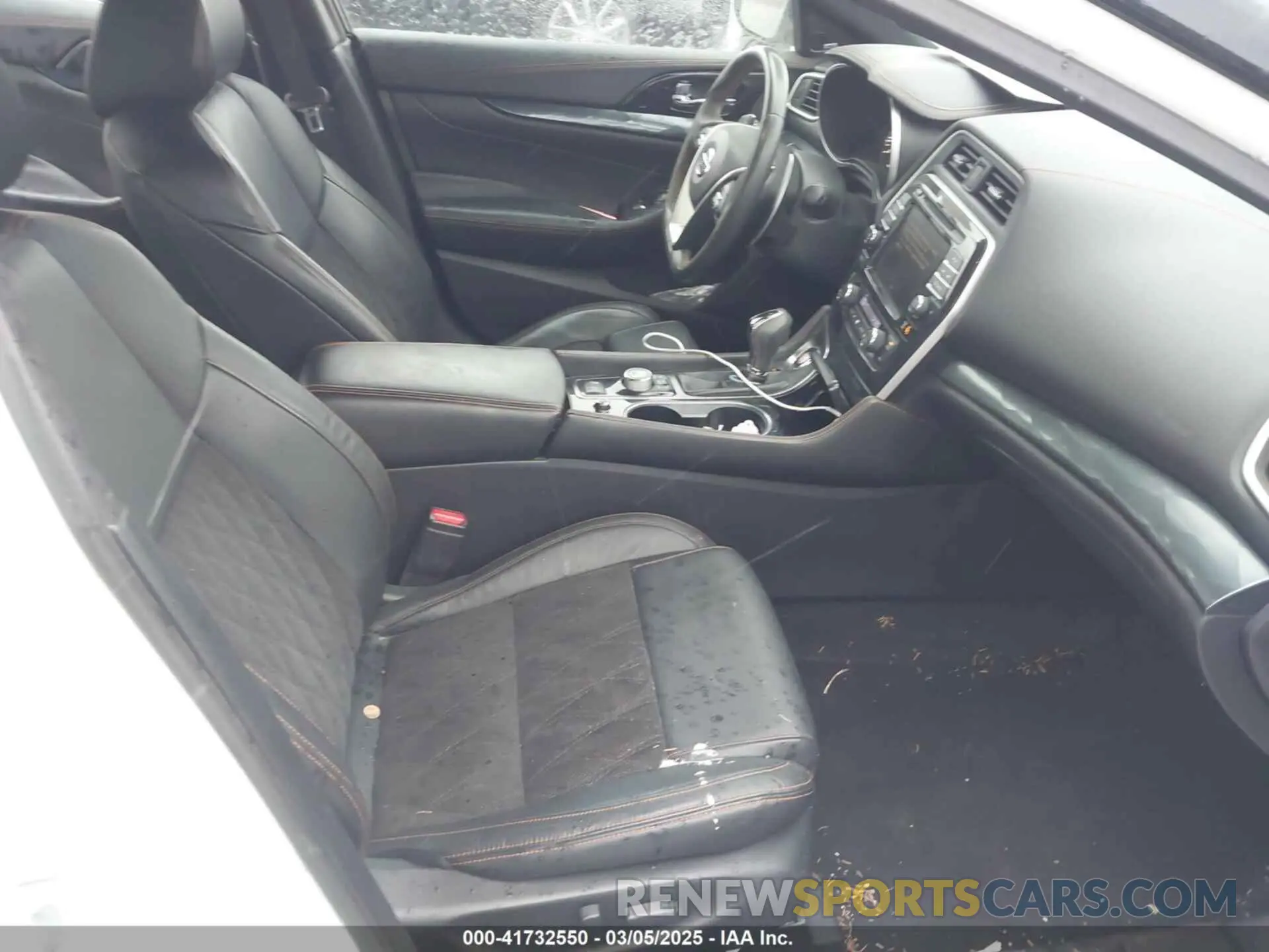 5 Photograph of a damaged car 1N4AA6EV1LC373694 NISSAN MAXIMA 2020