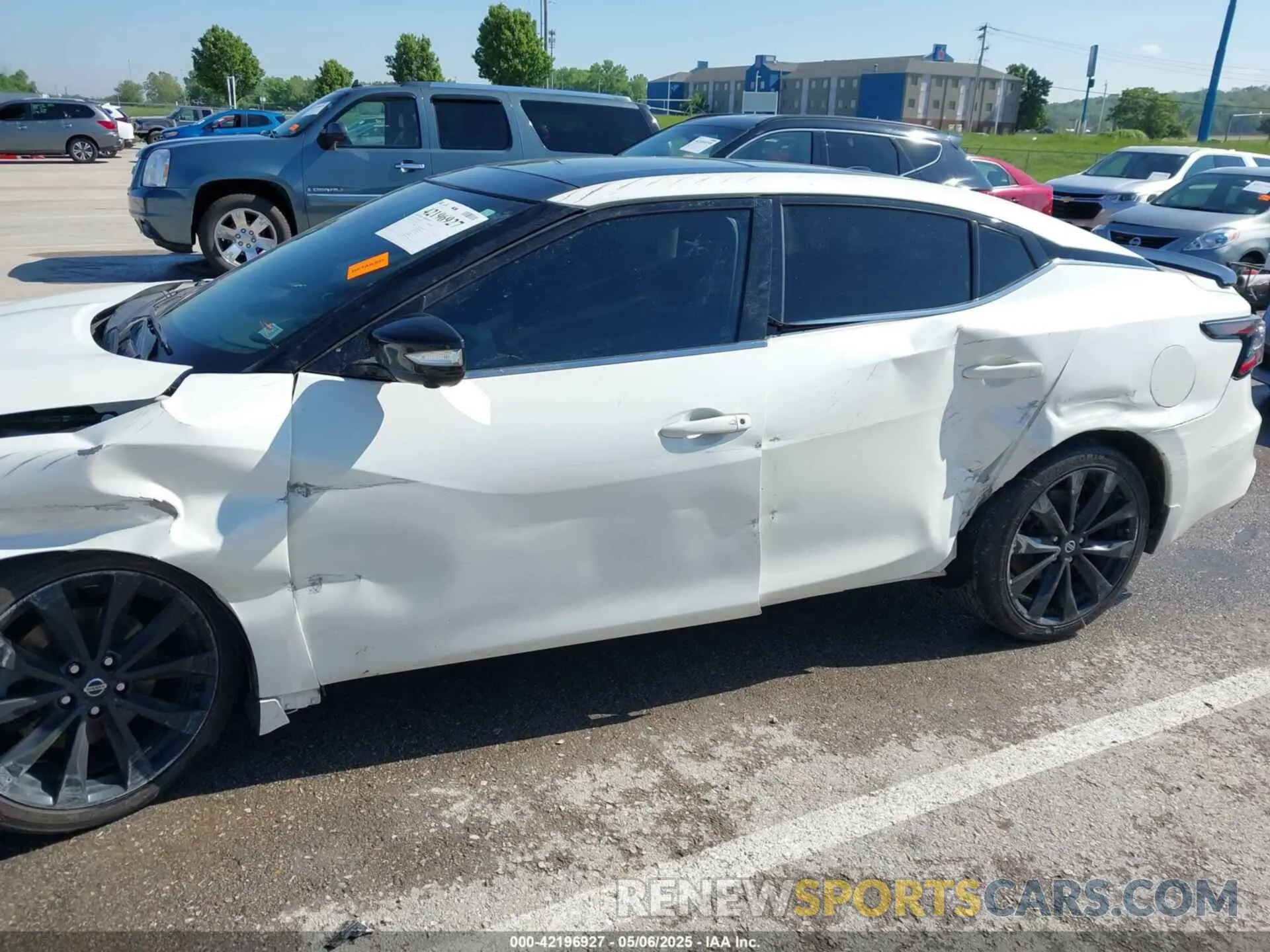 18 Photograph of a damaged car 1N4AA6EV2LC374904 NISSAN MAXIMA 2020