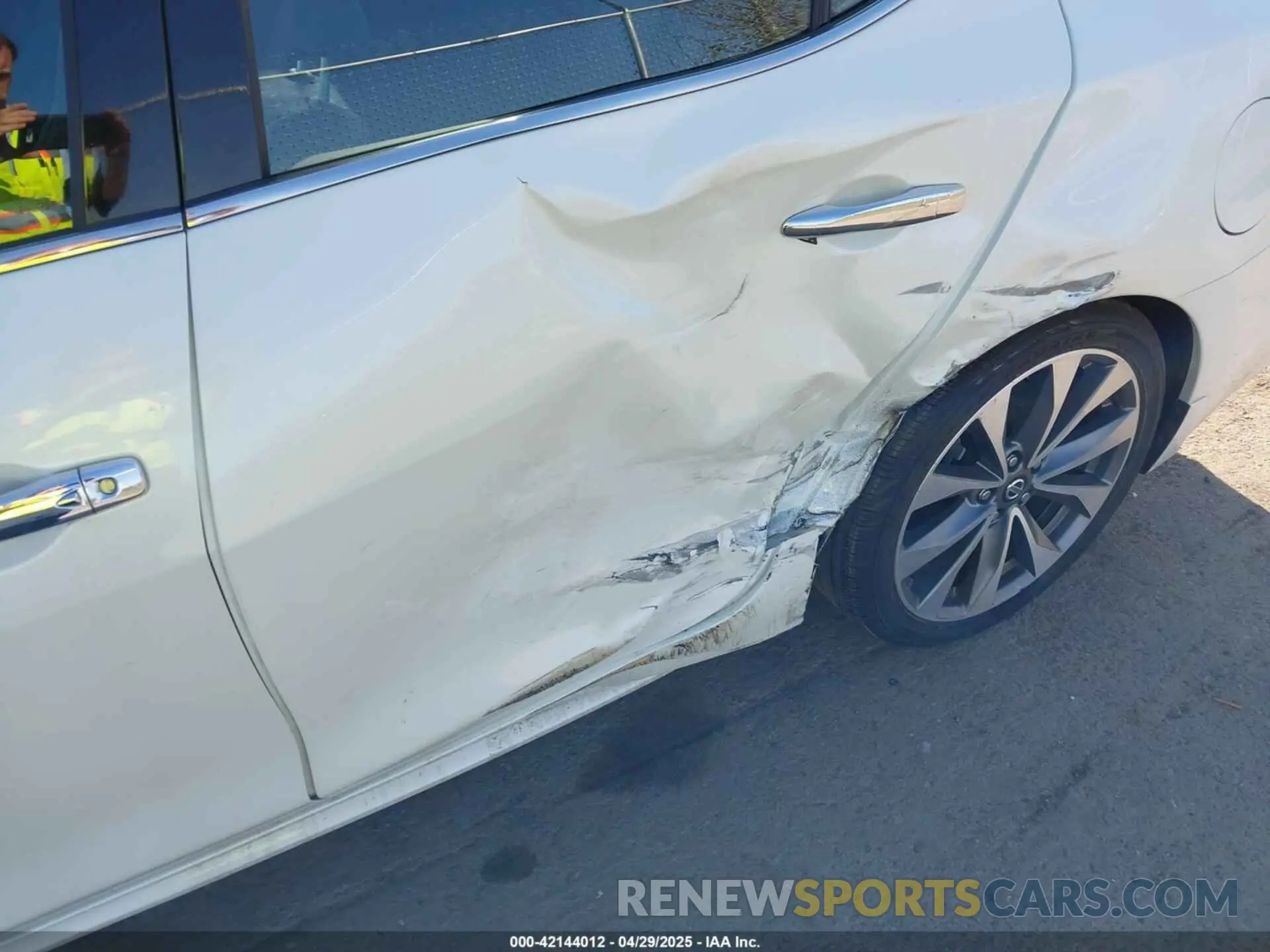 6 Photograph of a damaged car 1N4AA6FV5NC507852 NISSAN MAXIMA 2022