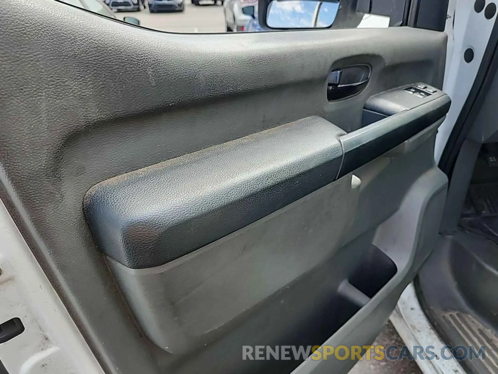 33 Photograph of a damaged car 1N6BF0KY8KN806052 NISSAN NV 2019