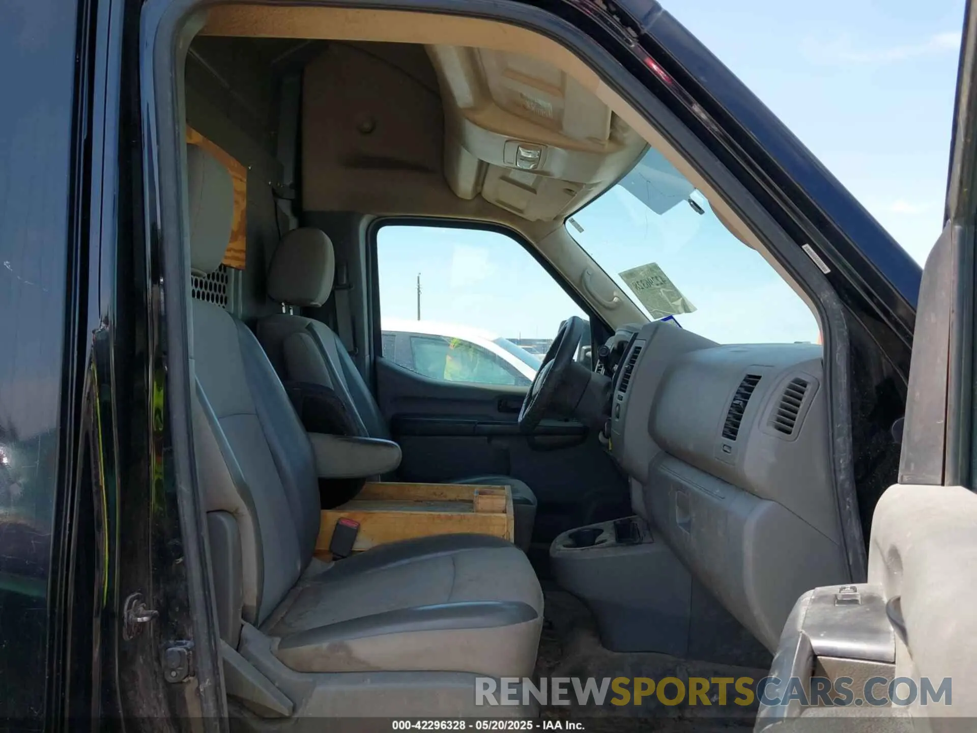 5 Photograph of a damaged car 1N6AF0LY0KN800465 NISSAN NV CARGO 2019