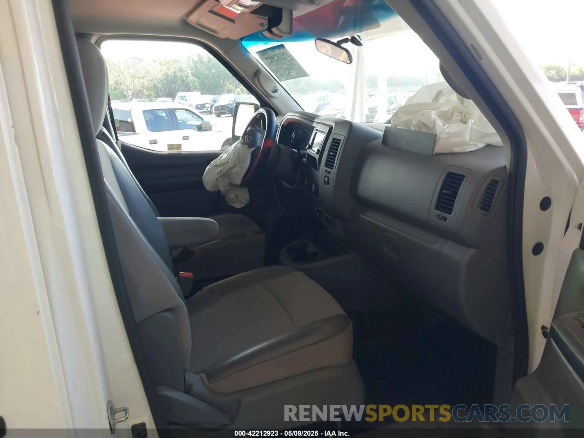 5 Photograph of a damaged car 1N6BF0KM6KN807312 NISSAN NV CARGO NV1500 2019