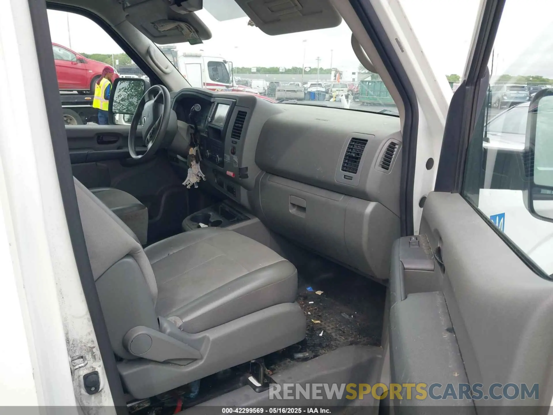 5 Photograph of a damaged car 1N6BF0KM0LN803824 NISSAN NV CARGO NV1500 2020