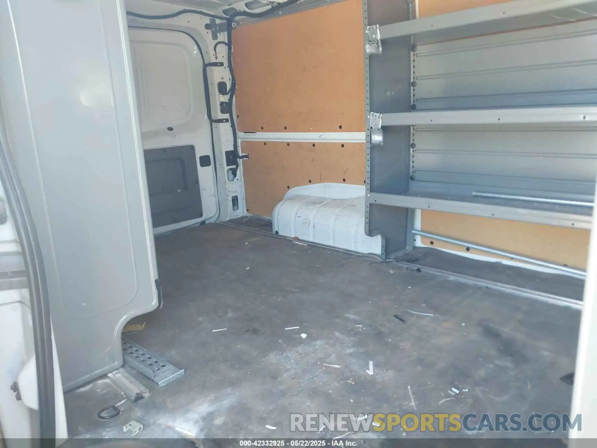 8 Photograph of a damaged car 1N6BF0KY8KN800302 NISSAN NV CARGO NV2500 HD 2019