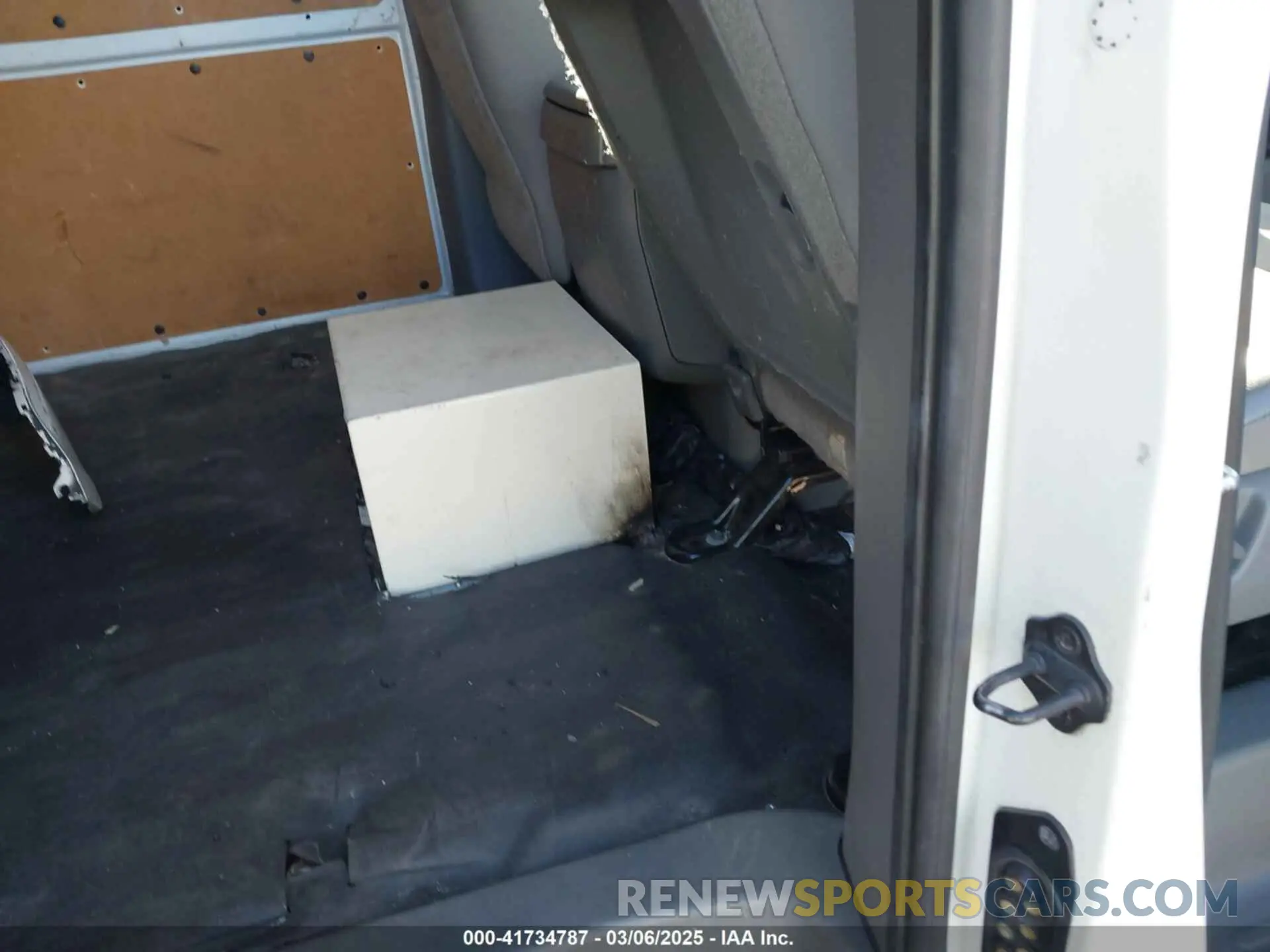8 Photograph of a damaged car 1N6BF0LY3KN811206 NISSAN NV CARGO NV2500 HD 2019