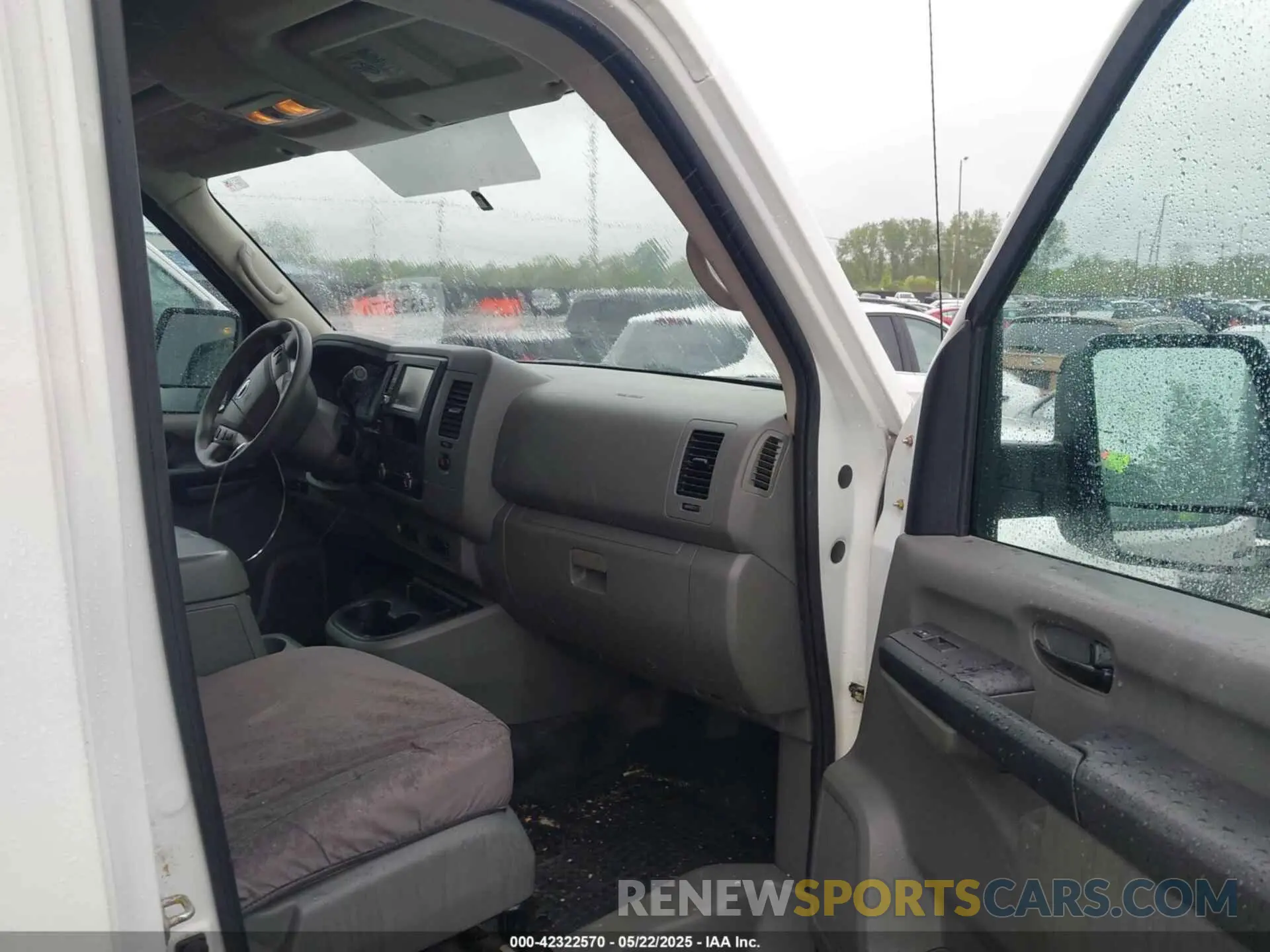 5 Photograph of a damaged car 1N6BF0LY6KN810650 NISSAN NV CARGO NV2500 HD 2019