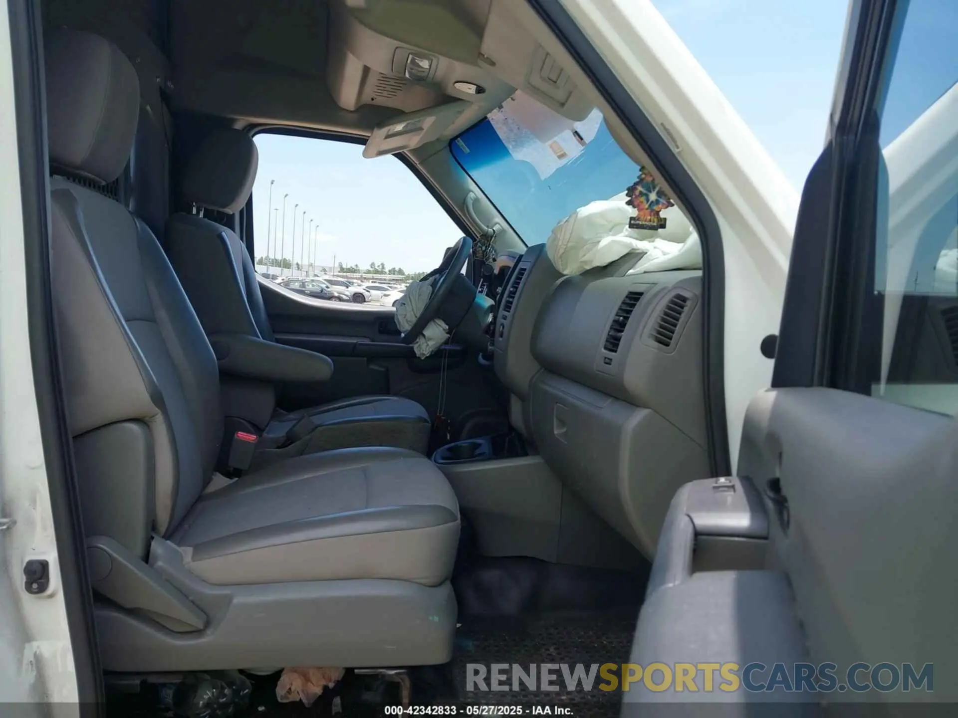 5 Photograph of a damaged car 1N6BF0LY7KN808759 NISSAN NV CARGO NV2500 HD 2019