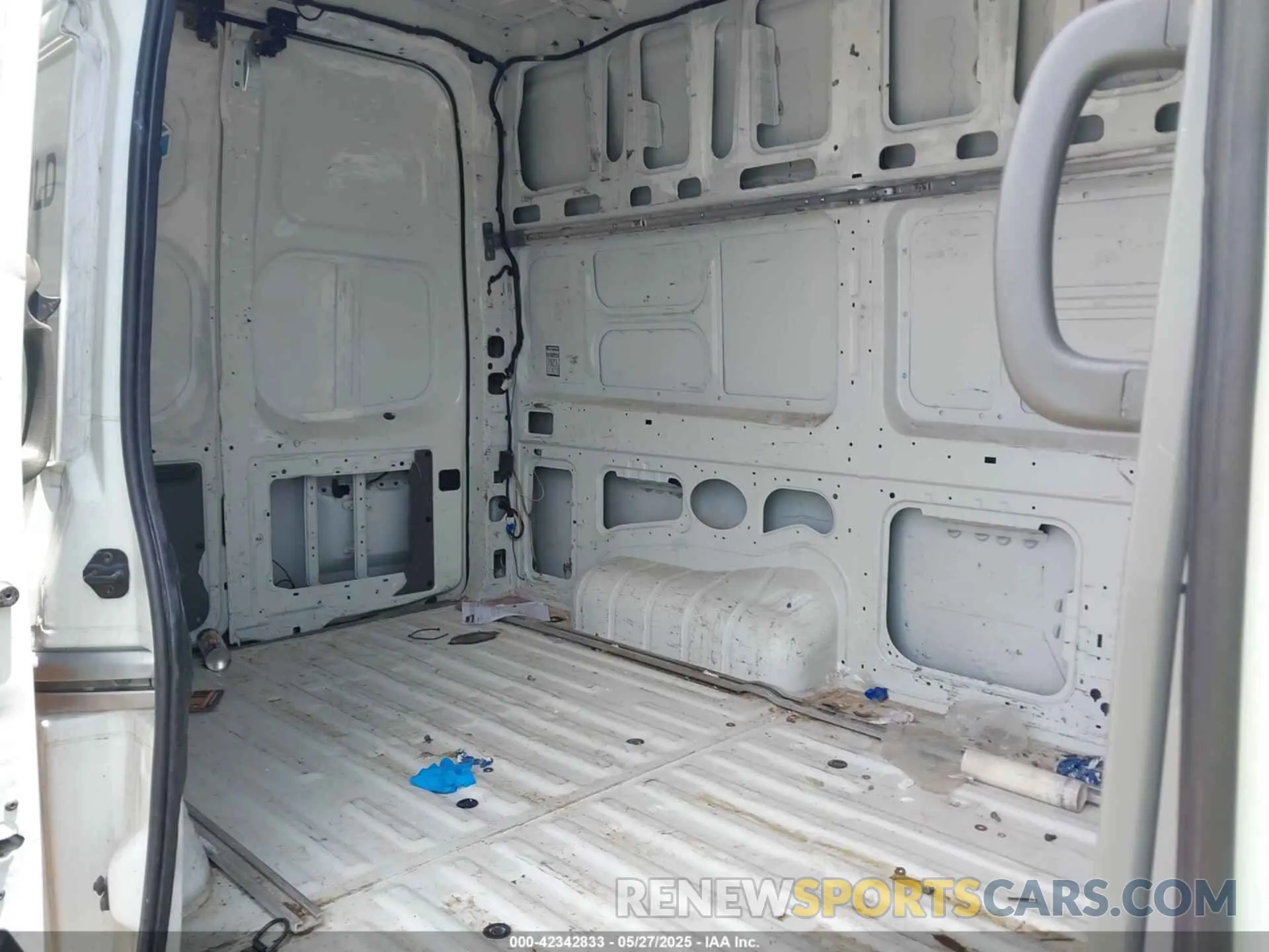 8 Photograph of a damaged car 1N6BF0LY7KN808759 NISSAN NV CARGO NV2500 HD 2019