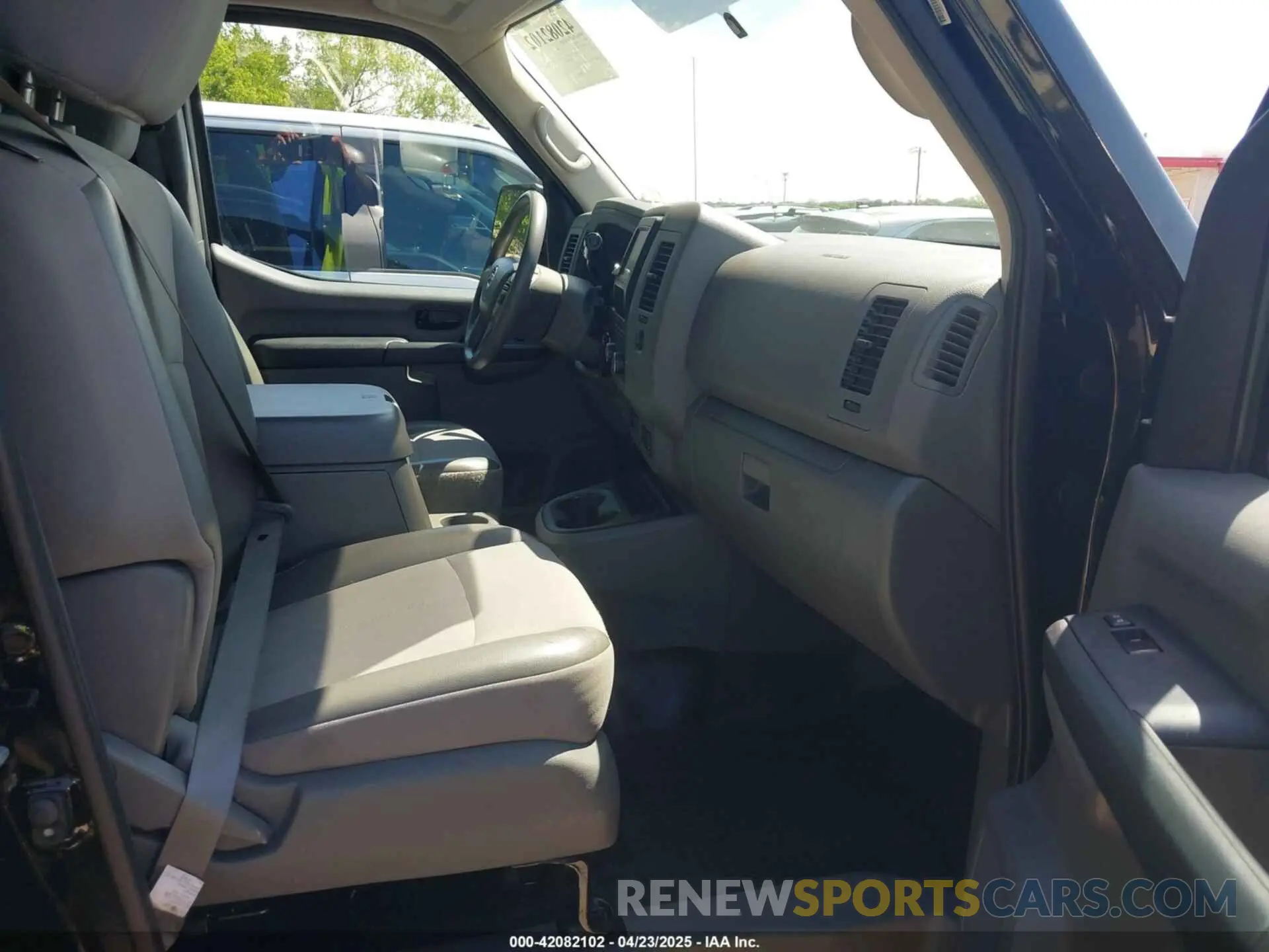 5 Photograph of a damaged car 1N6AF0LYXLN801589 NISSAN NV CARGO NV2500 HD 2020