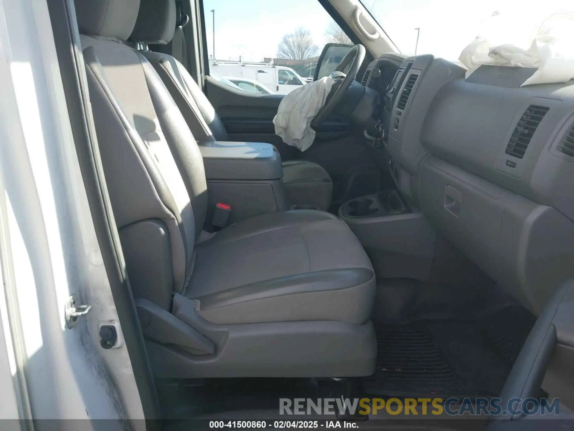 5 Photograph of a damaged car 1N6BF0LY1MN806850 NISSAN NV CARGO NV2500 HD 2021