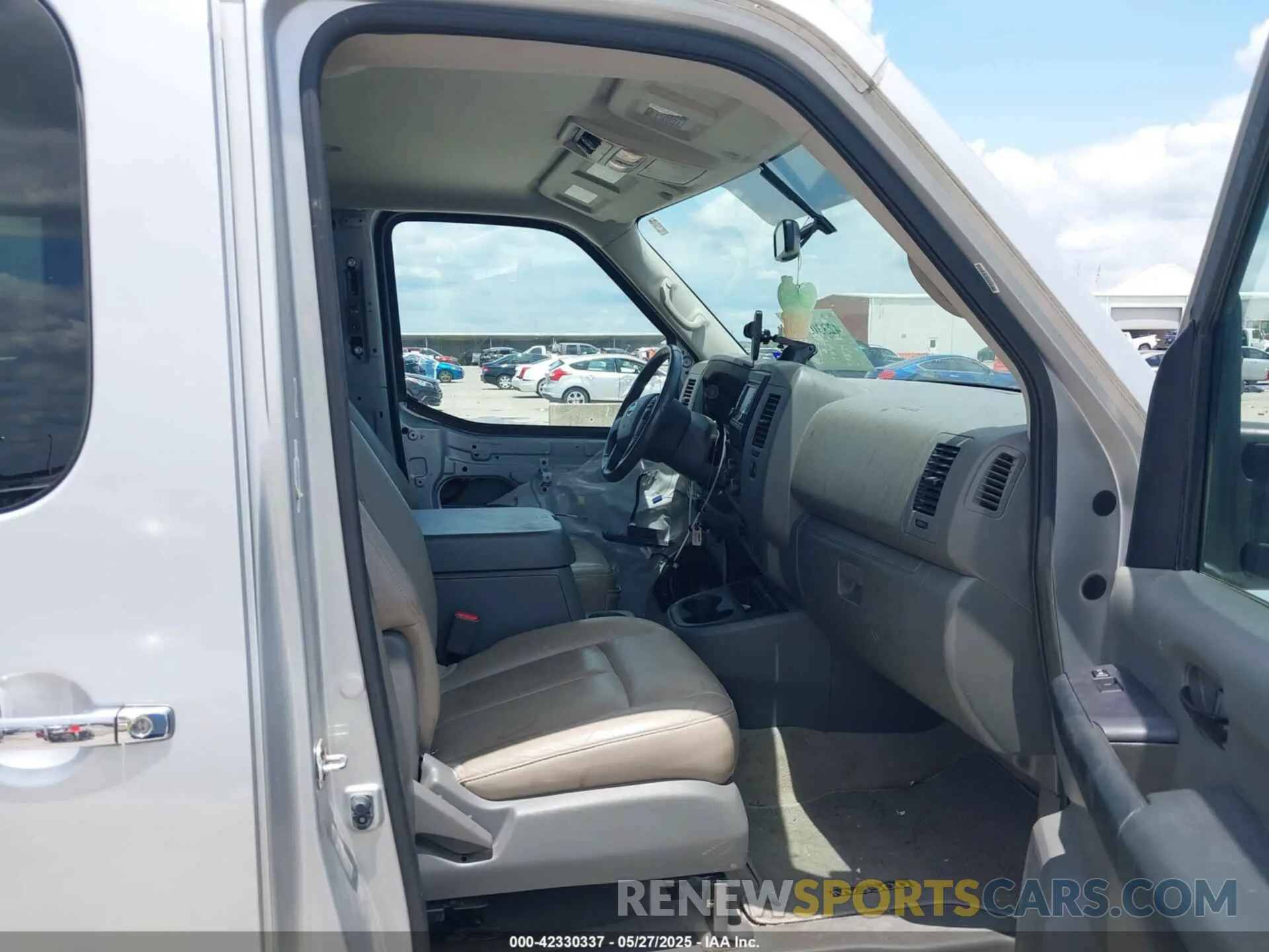 5 Photograph of a damaged car 5BZAF0AA2KN852771 NISSAN NV PASSENGER NV3500 HD 2019