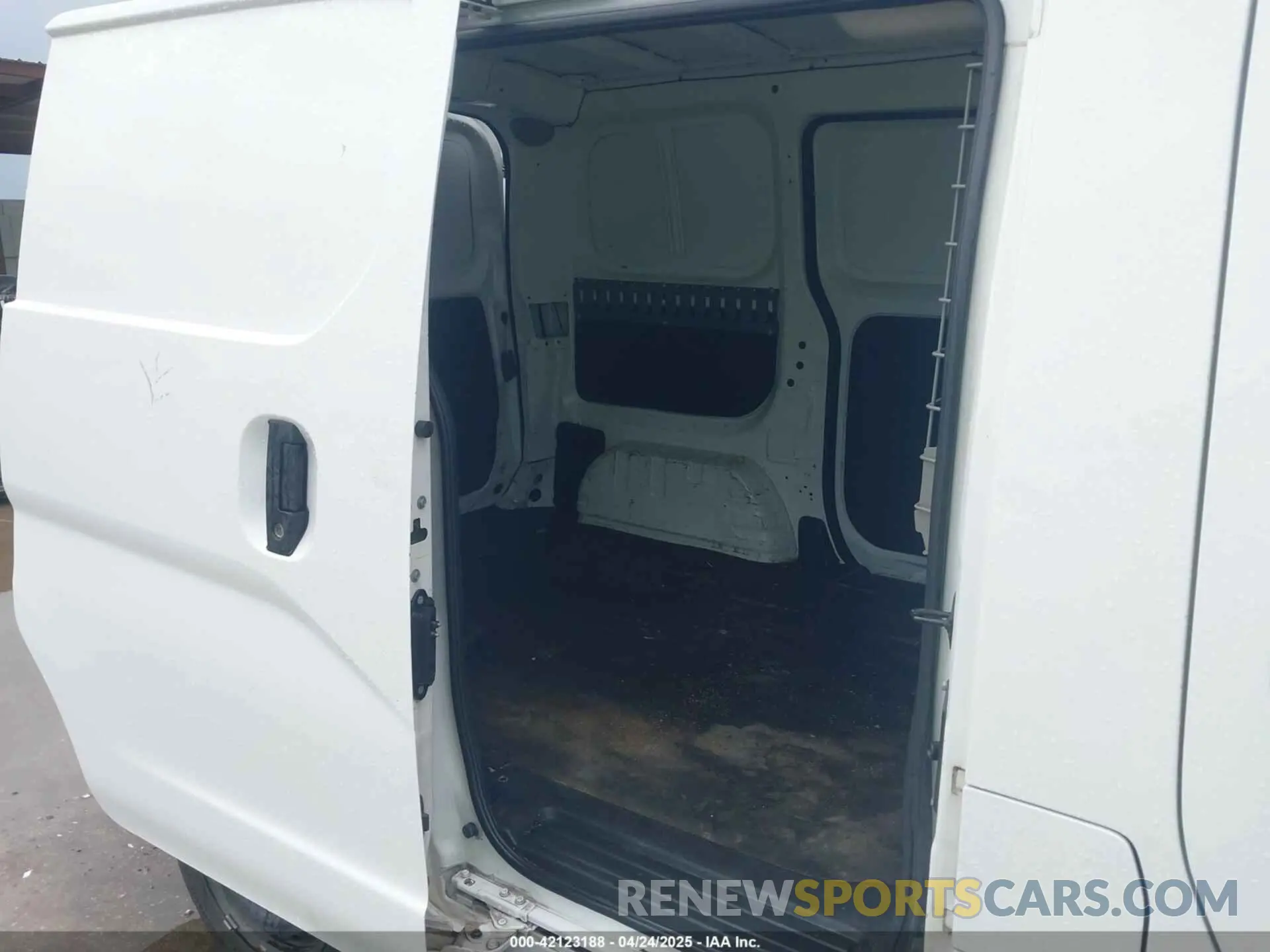 8 Photograph of a damaged car 3N6CM0KN3KK699370 NISSAN NV200 2019