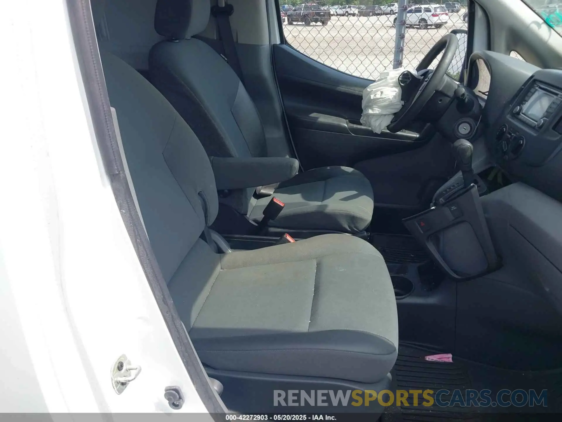 8 Photograph of a damaged car 3N6CM0KN5KK695904 NISSAN NV200 2019