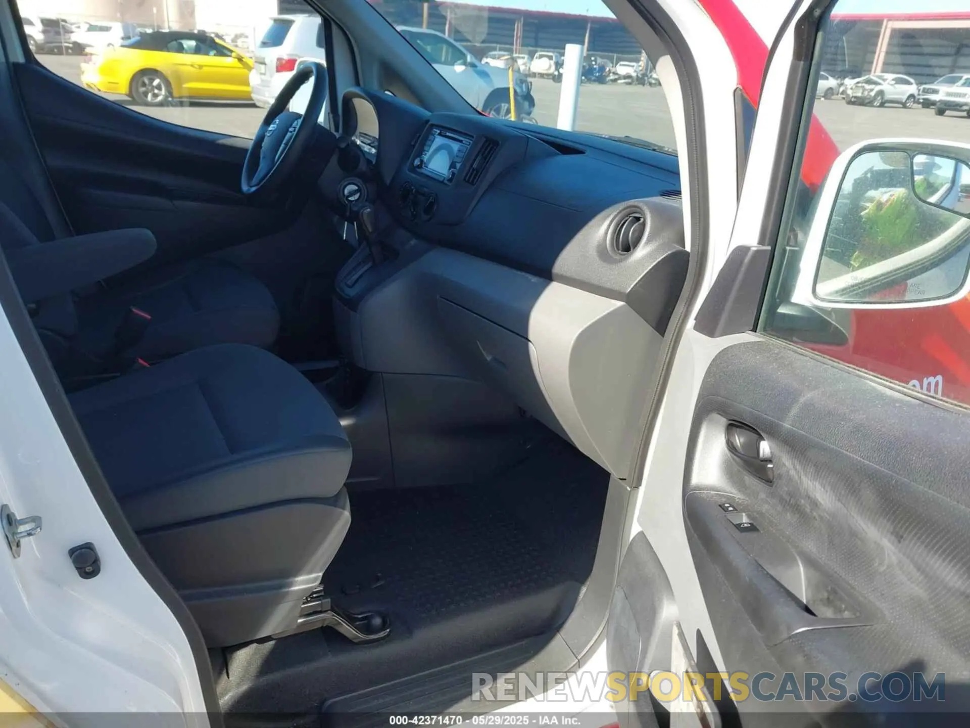 5 Photograph of a damaged car 3N6CM0KN5KK699449 NISSAN NV200 2019
