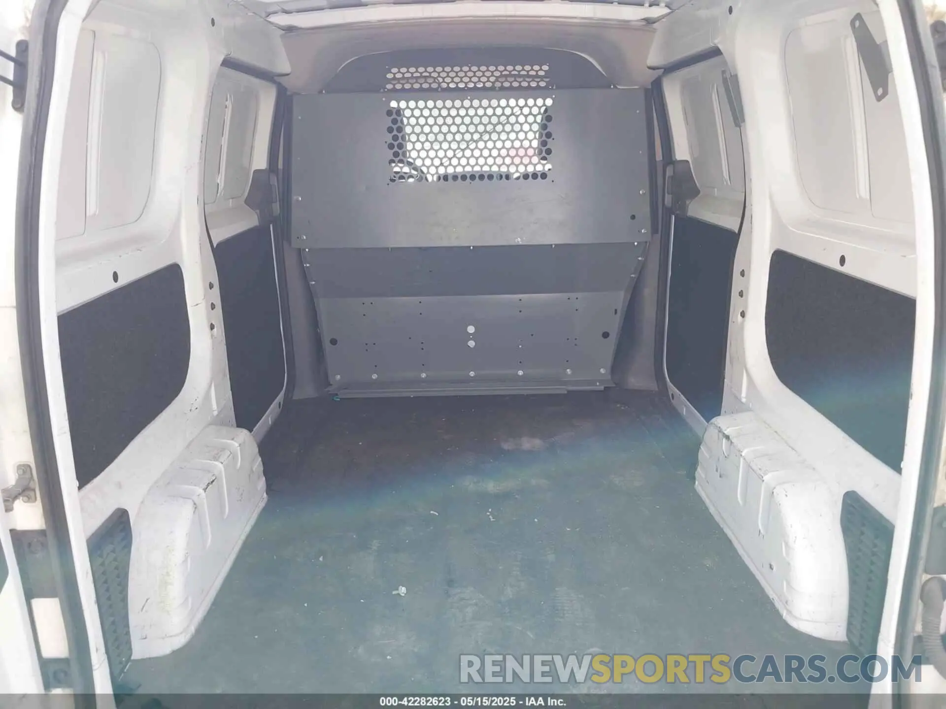 8 Photograph of a damaged car 3N6CM0KN6KK692509 NISSAN NV200 2019