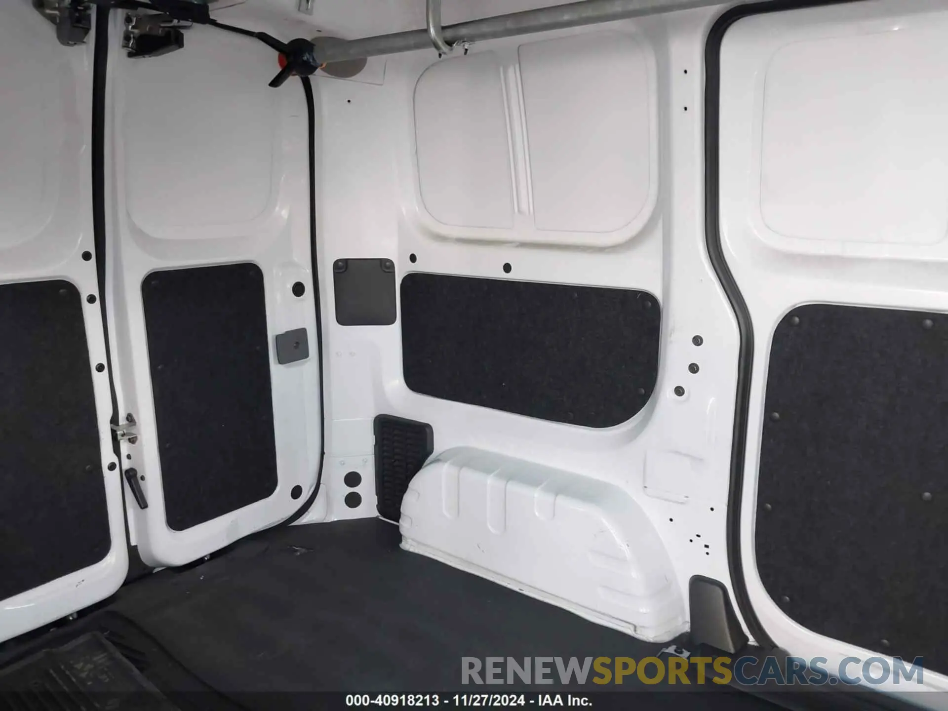 8 Photograph of a damaged car 3N6CM0KN8KK694701 NISSAN NV200 2019