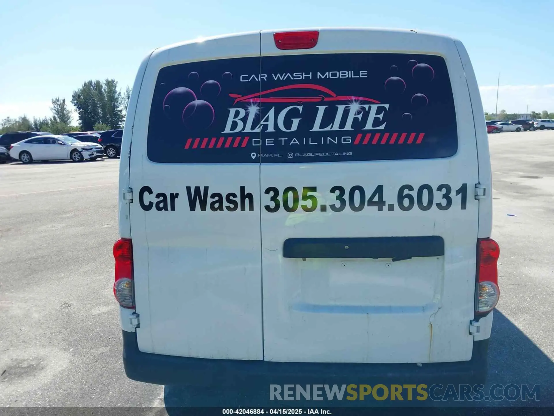 17 Photograph of a damaged car 3N6CM0KN8KK696559 NISSAN NV200 2019