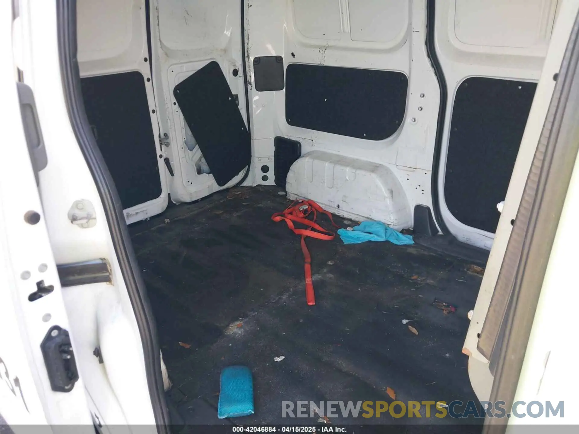 8 Photograph of a damaged car 3N6CM0KN8KK696559 NISSAN NV200 2019