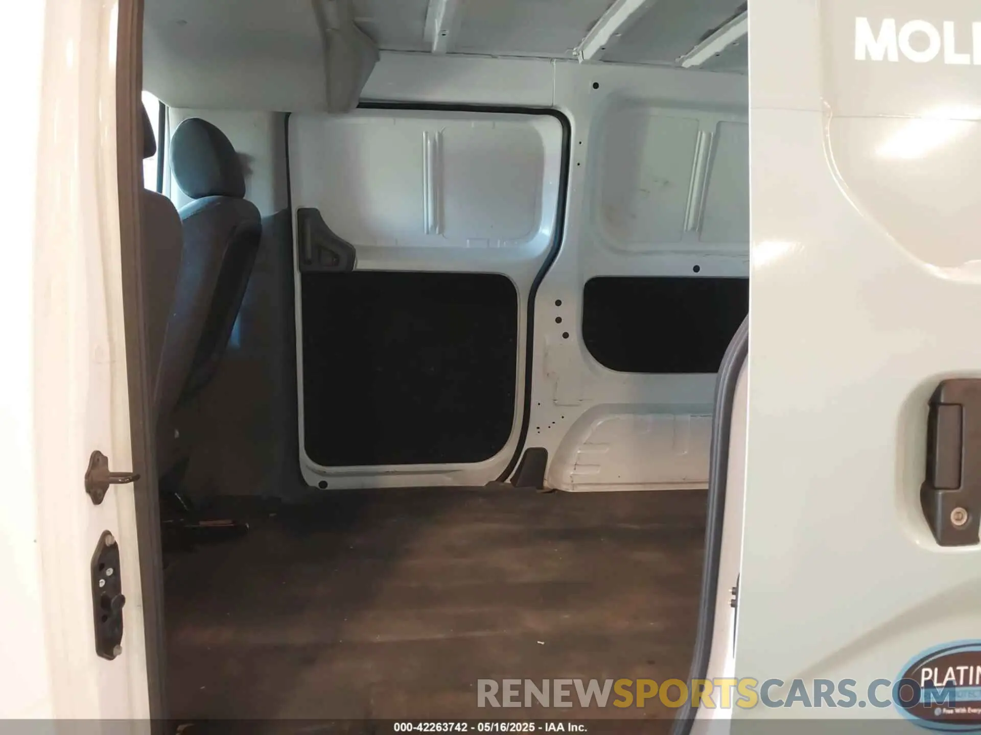 8 Photograph of a damaged car 3N6CM0KN9KK699096 NISSAN NV200 2019