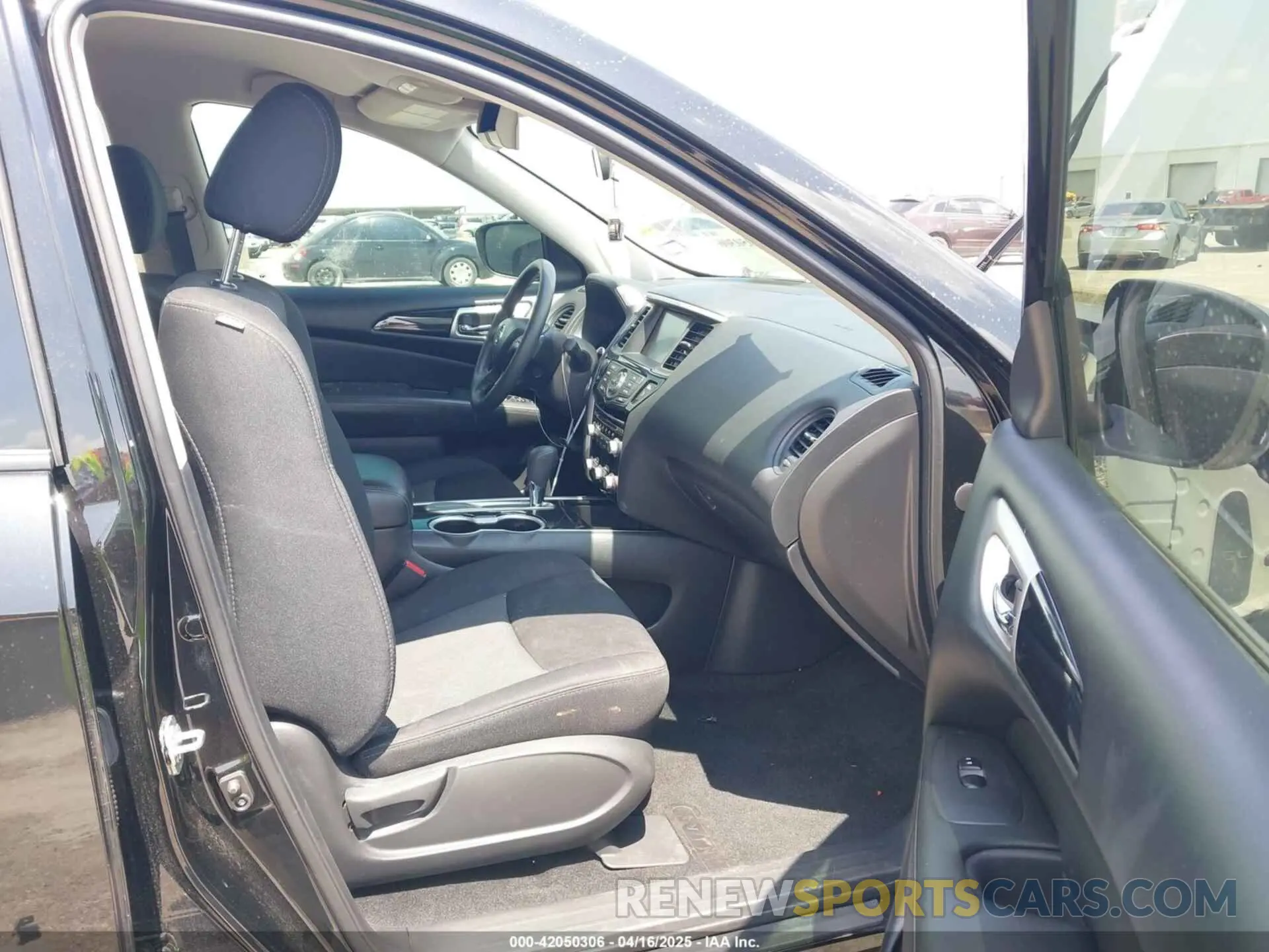 5 Photograph of a damaged car 5N1DR2MN1KC585905 NISSAN PATHFINDER 2019