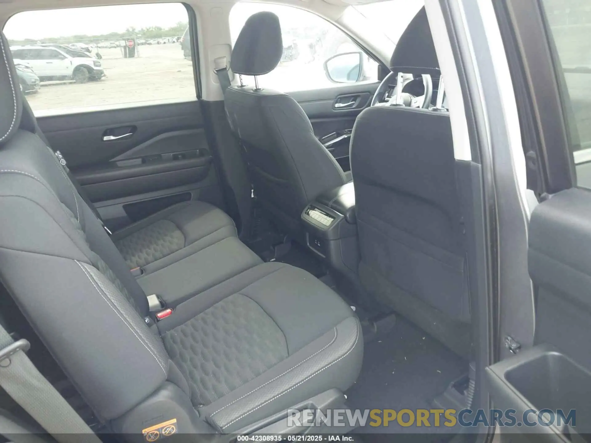 8 Photograph of a damaged car 5N1DR3AA9NC206564 NISSAN PATHFINDER 2022