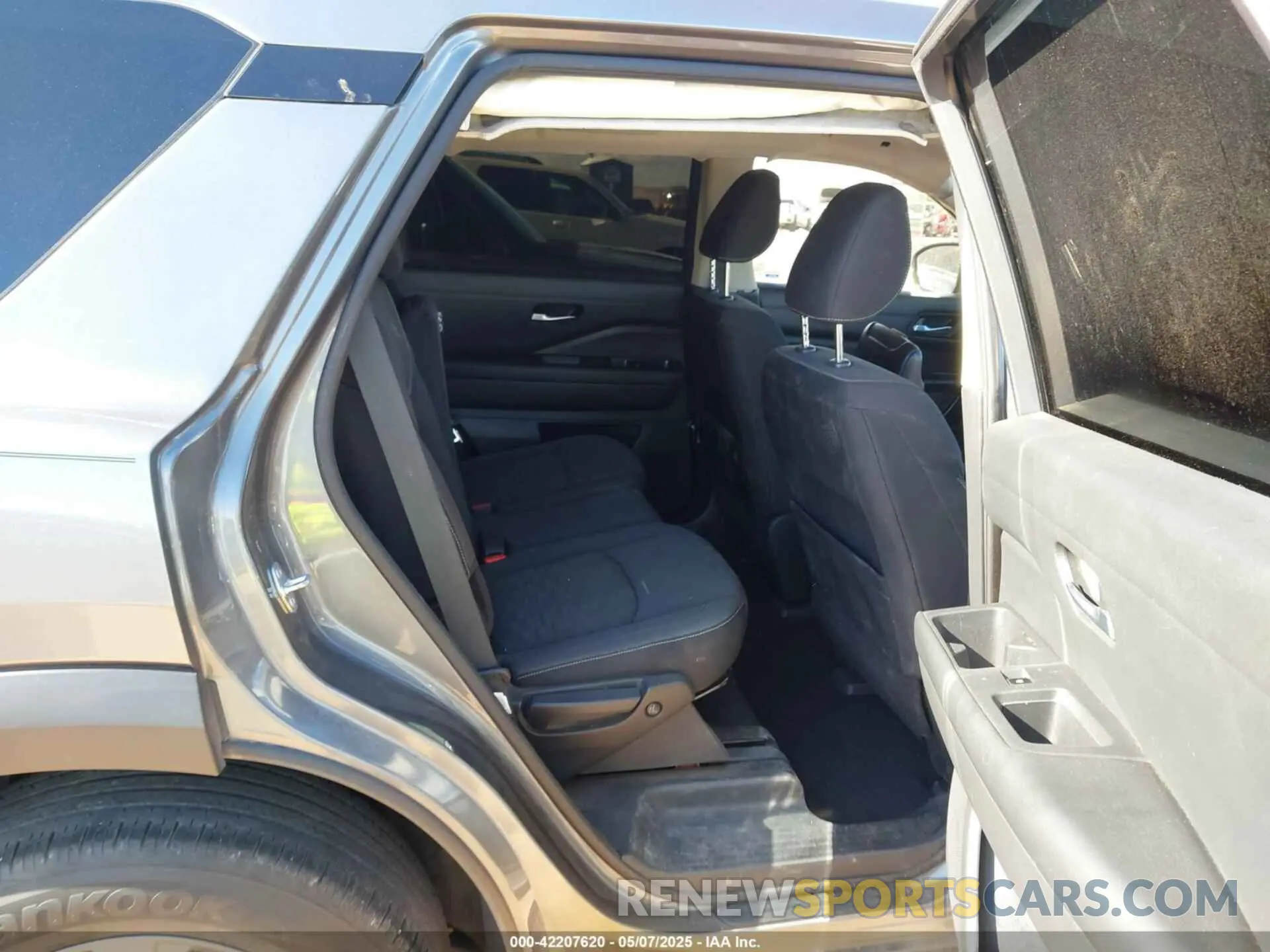 8 Photograph of a damaged car 5N1DR3AAXNC247057 NISSAN PATHFINDER 2022