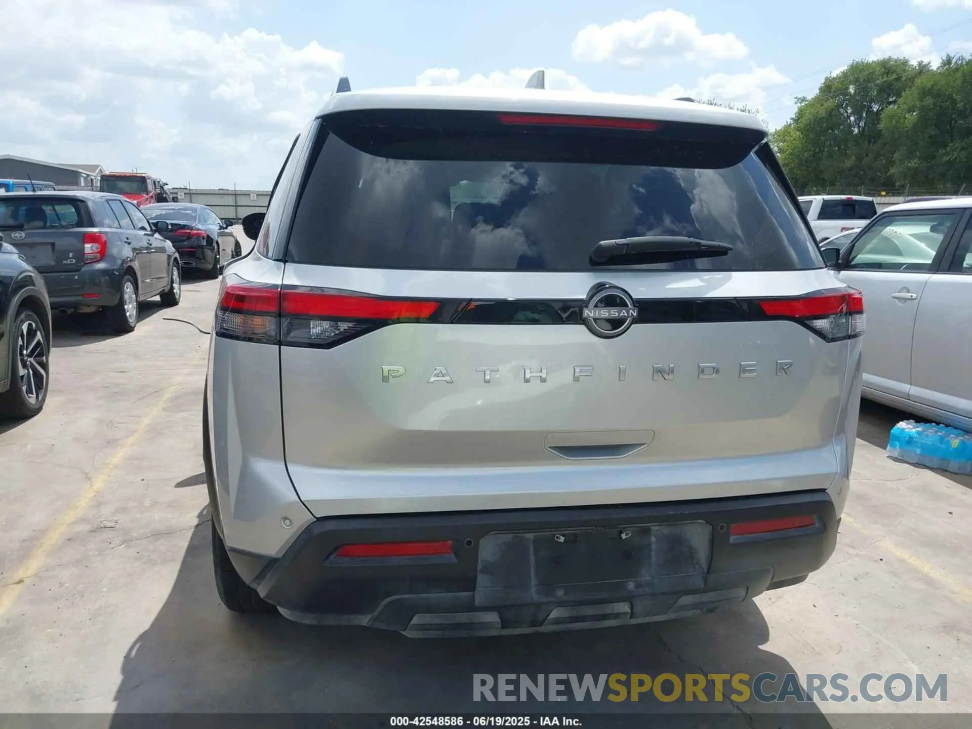18 Photograph of a damaged car 5N1DR3BA3NC224394 NISSAN PATHFINDER 2022