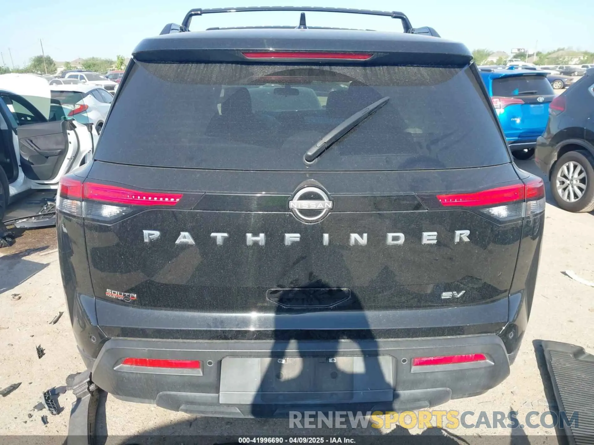 17 Photograph of a damaged car 5N1DR3BA9NC218275 NISSAN PATHFINDER 2022