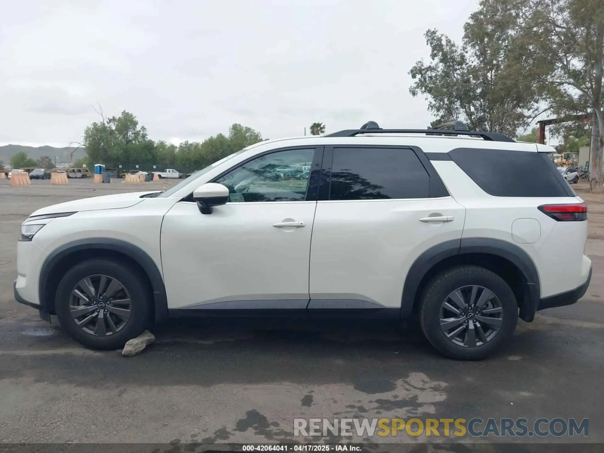 13 Photograph of a damaged car 5N1DR3BA9NC256170 NISSAN PATHFINDER 2022