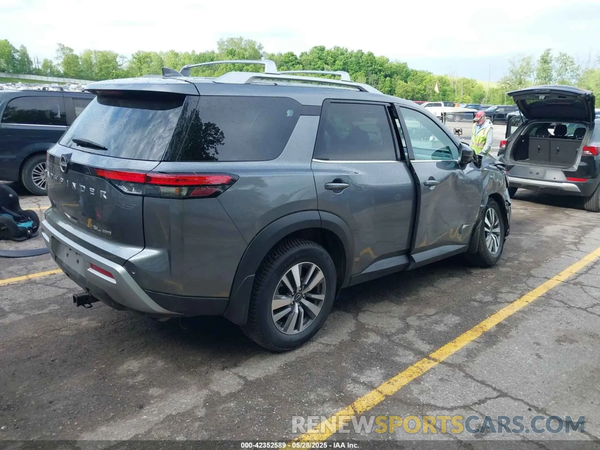 4 Photograph of a damaged car 5N1DR3CC2NC242031 NISSAN PATHFINDER 2022
